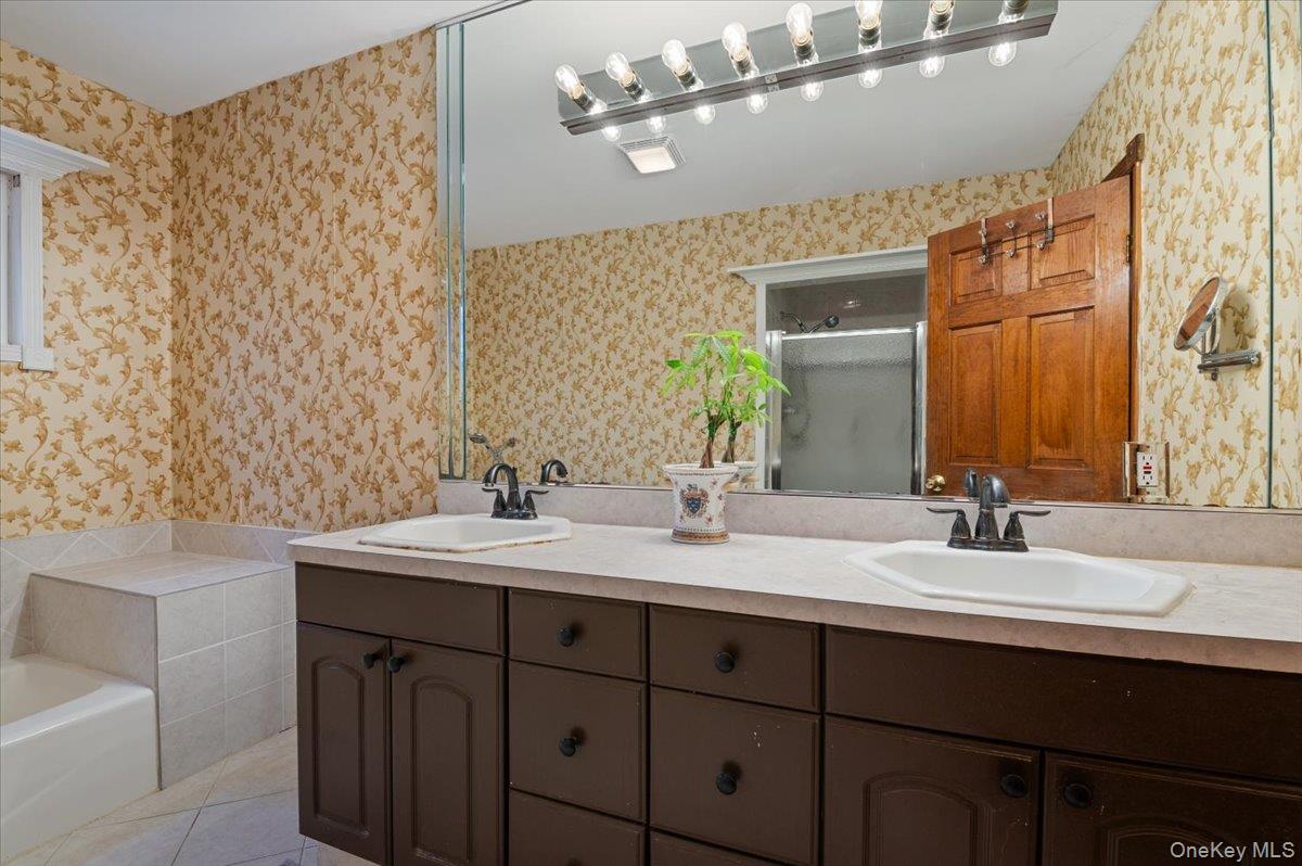 33 Fleets Cove Road, Huntington, NY 11743