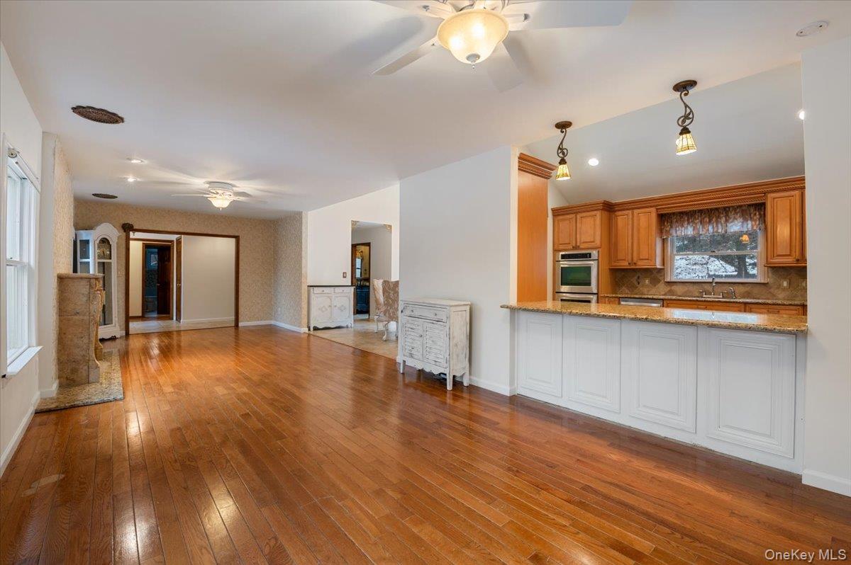 33 Fleets Cove Road, Huntington, NY 11743