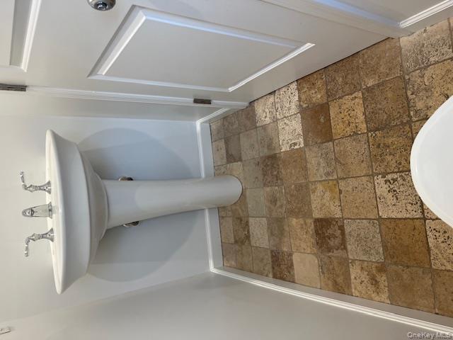 50 Sintsink Drive E # 6, Port Washington, NY 11050