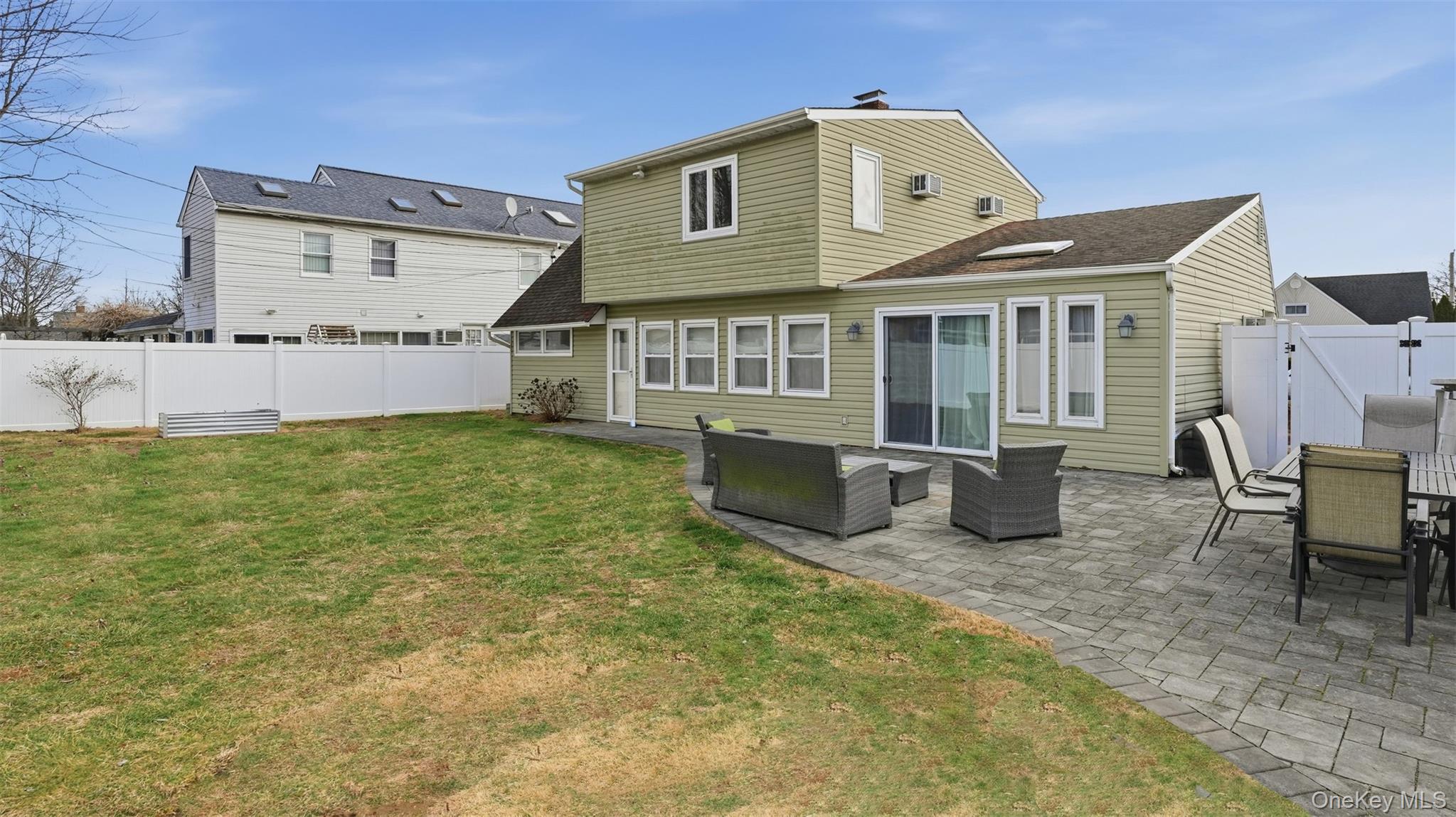 35 Twin Lane N, Wantagh, NY 11793