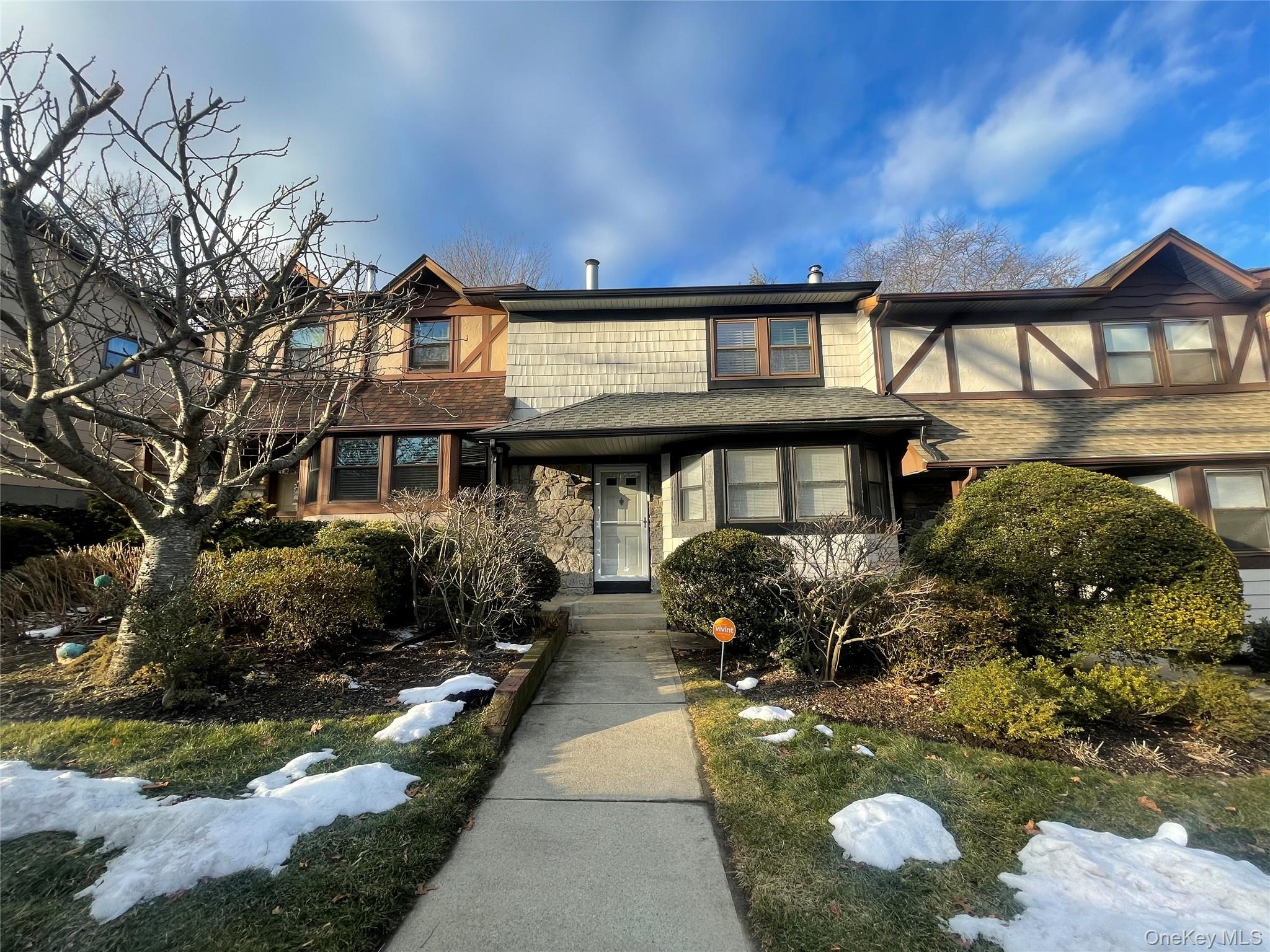 7 Village Lane, Woodbury, NY 11797