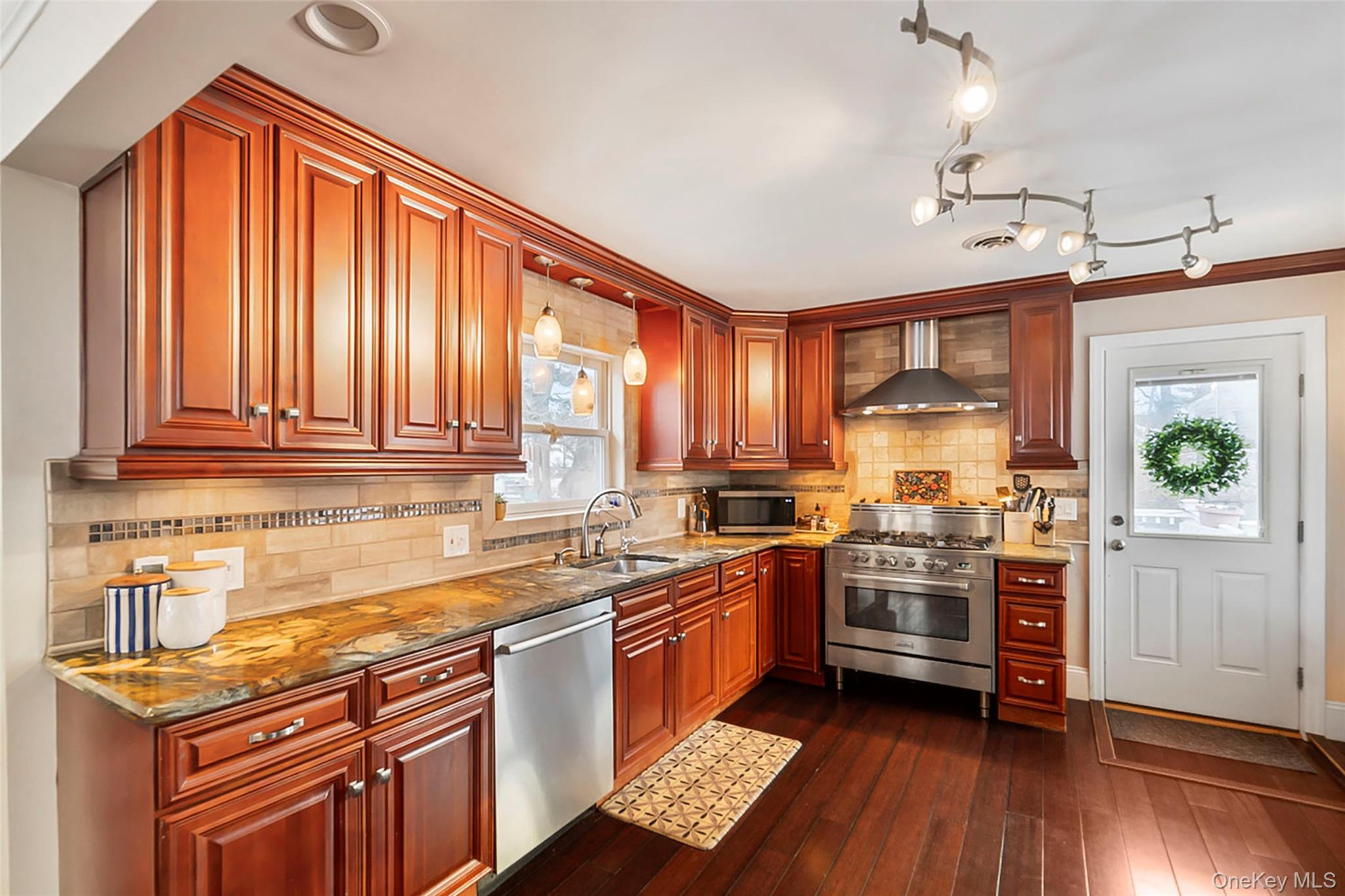 2 Henry Court, Nanuet, NY 10954