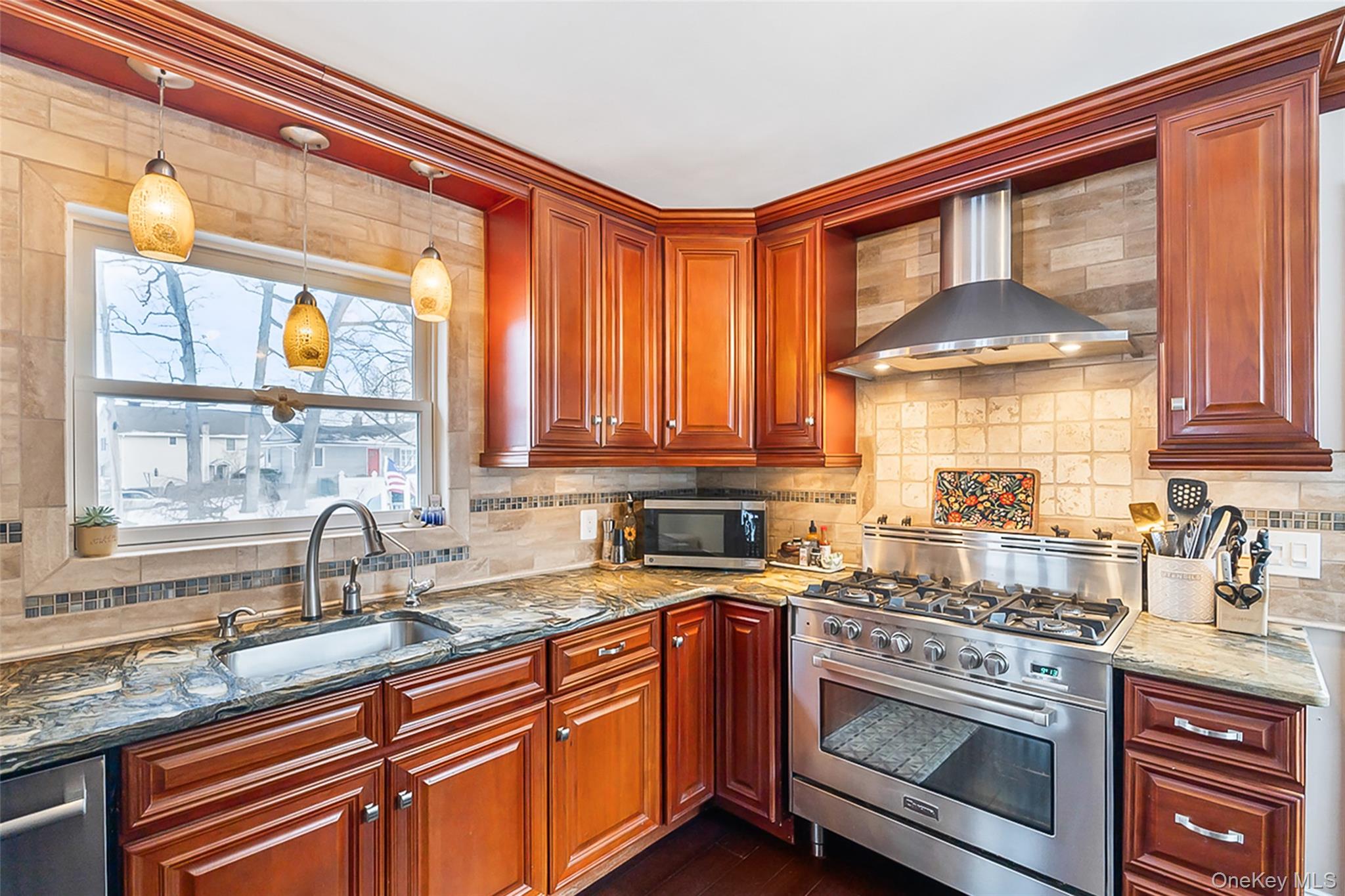 2 Henry Court, Nanuet, NY 10954