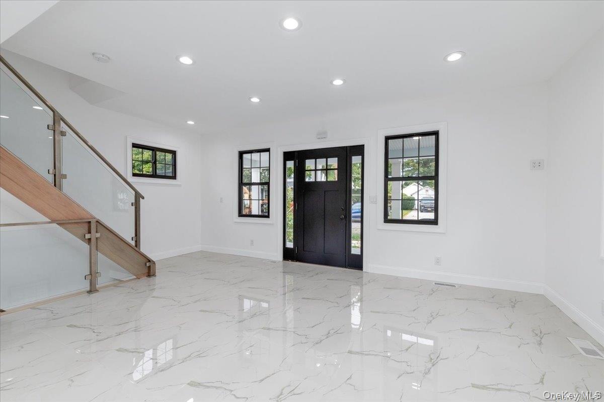 245 Garfield Avenue, Mineola, NY 11501