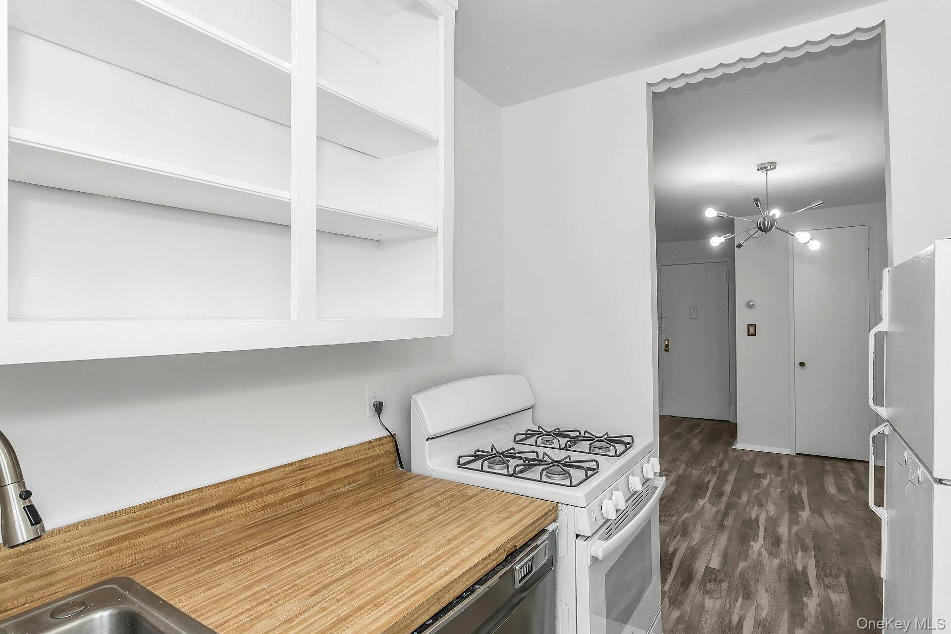 75 Noble # 121, Lynbrook, NY 11563