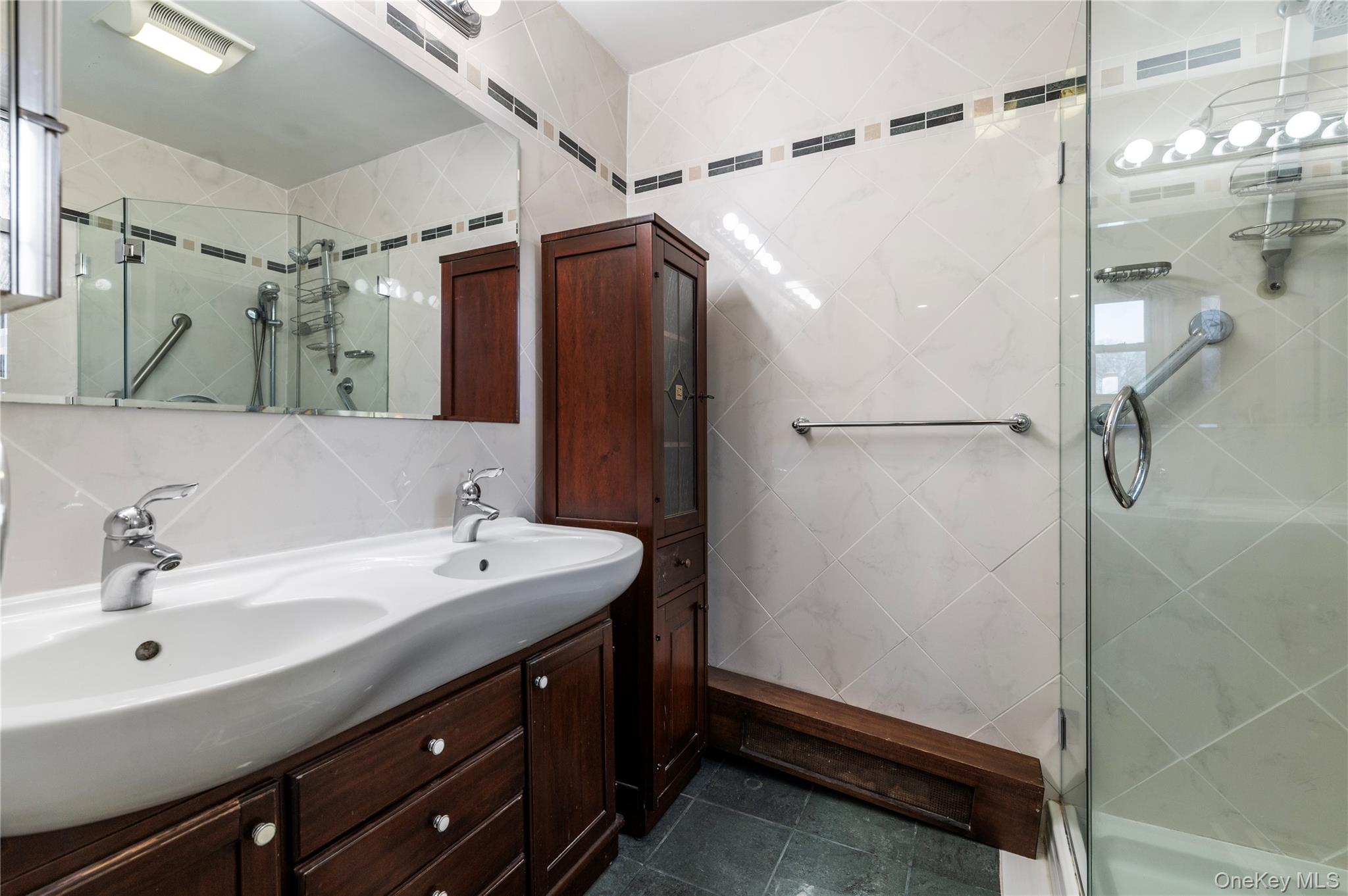 25 Chapel Place # 2L, Great Neck, NY 11021