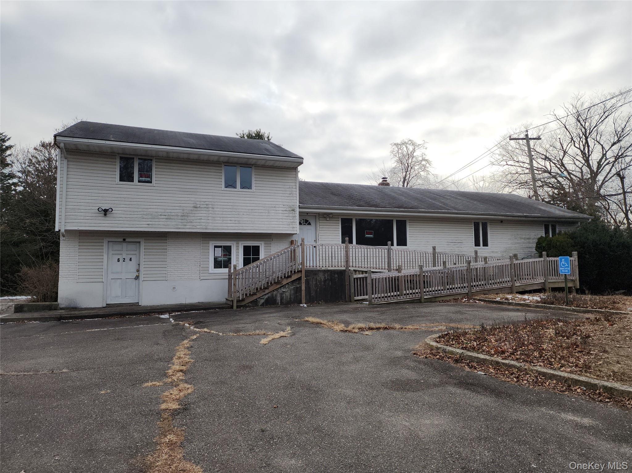 624 Montauk Highway, West Islip, NY 11795