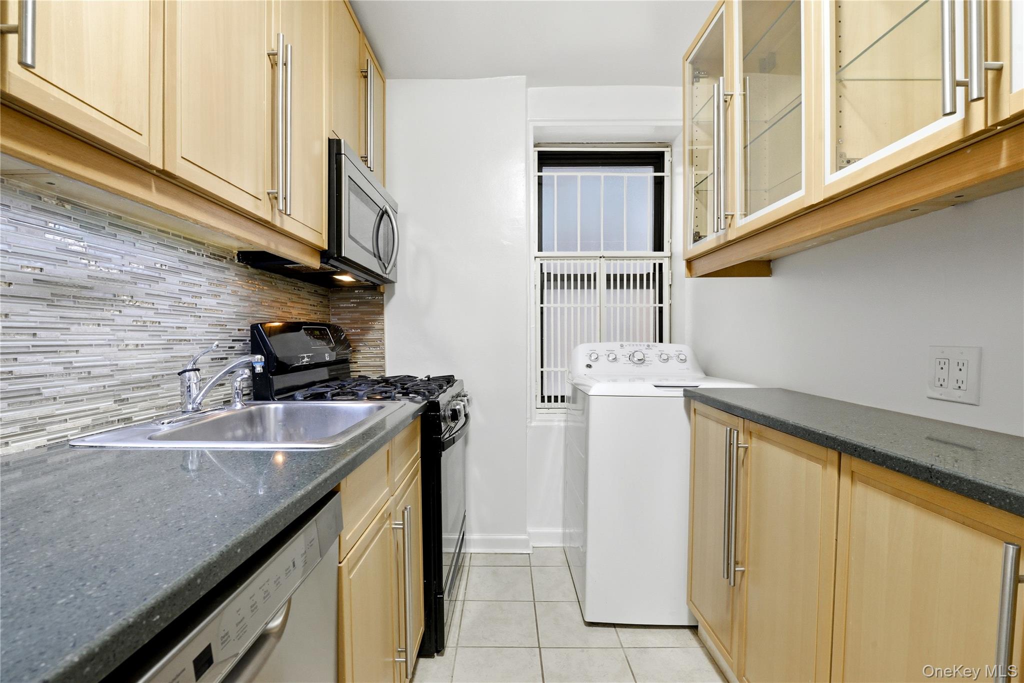 102-12 65th Avenue # D17, Forest Hills, NY 11375