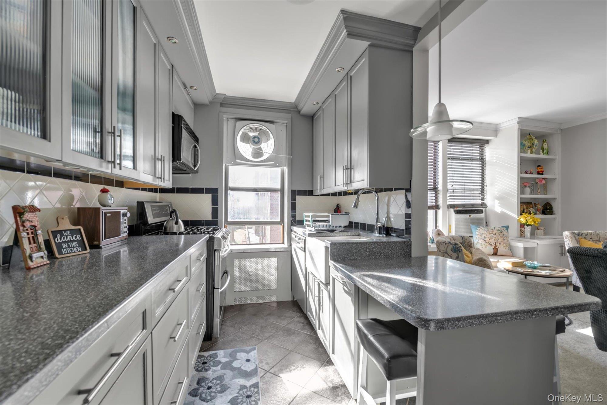 83-25 98 st # 4L, Woodhaven, NY 11421