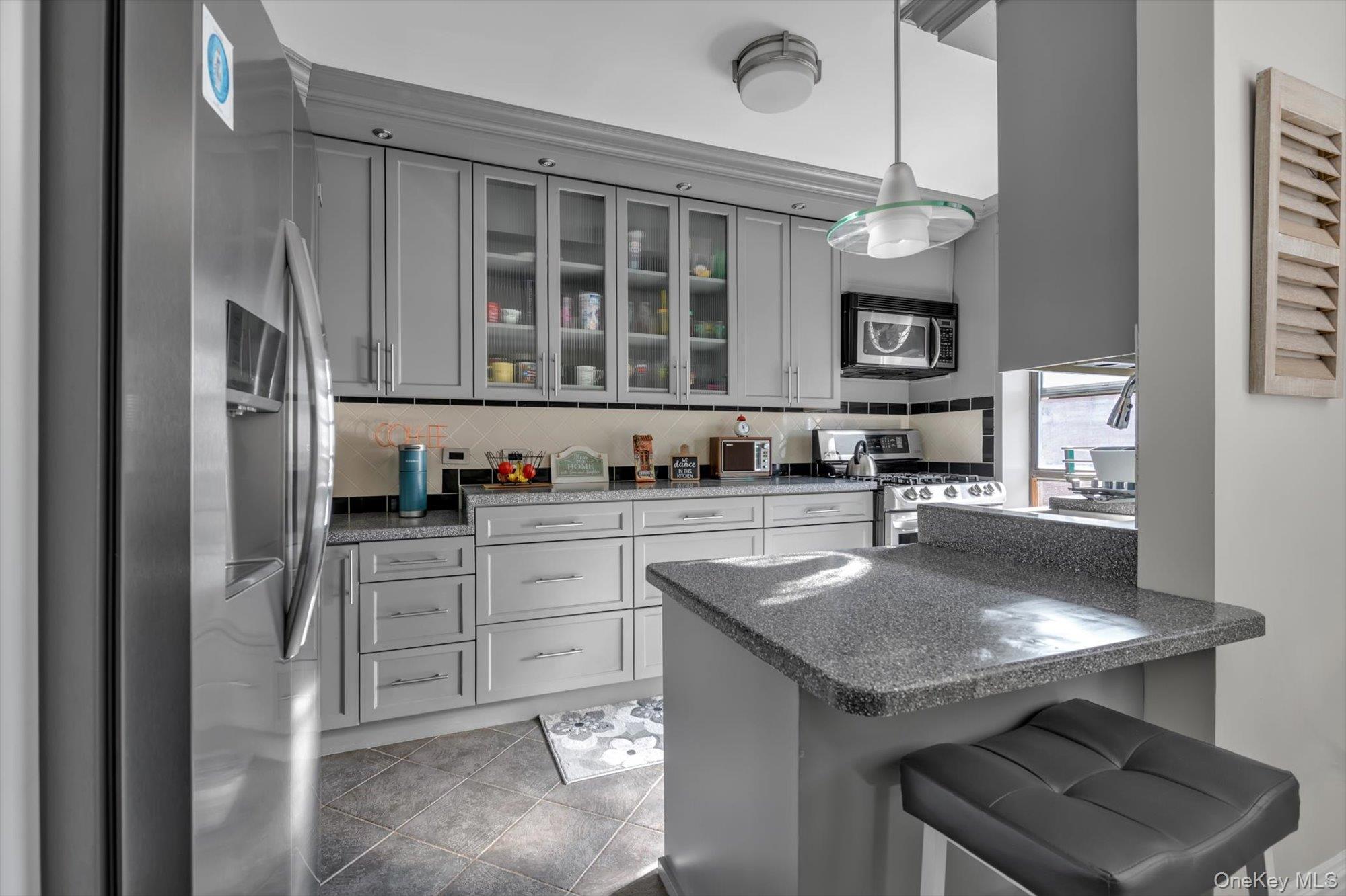 83-25 98 st # 4L, Woodhaven, NY 11421