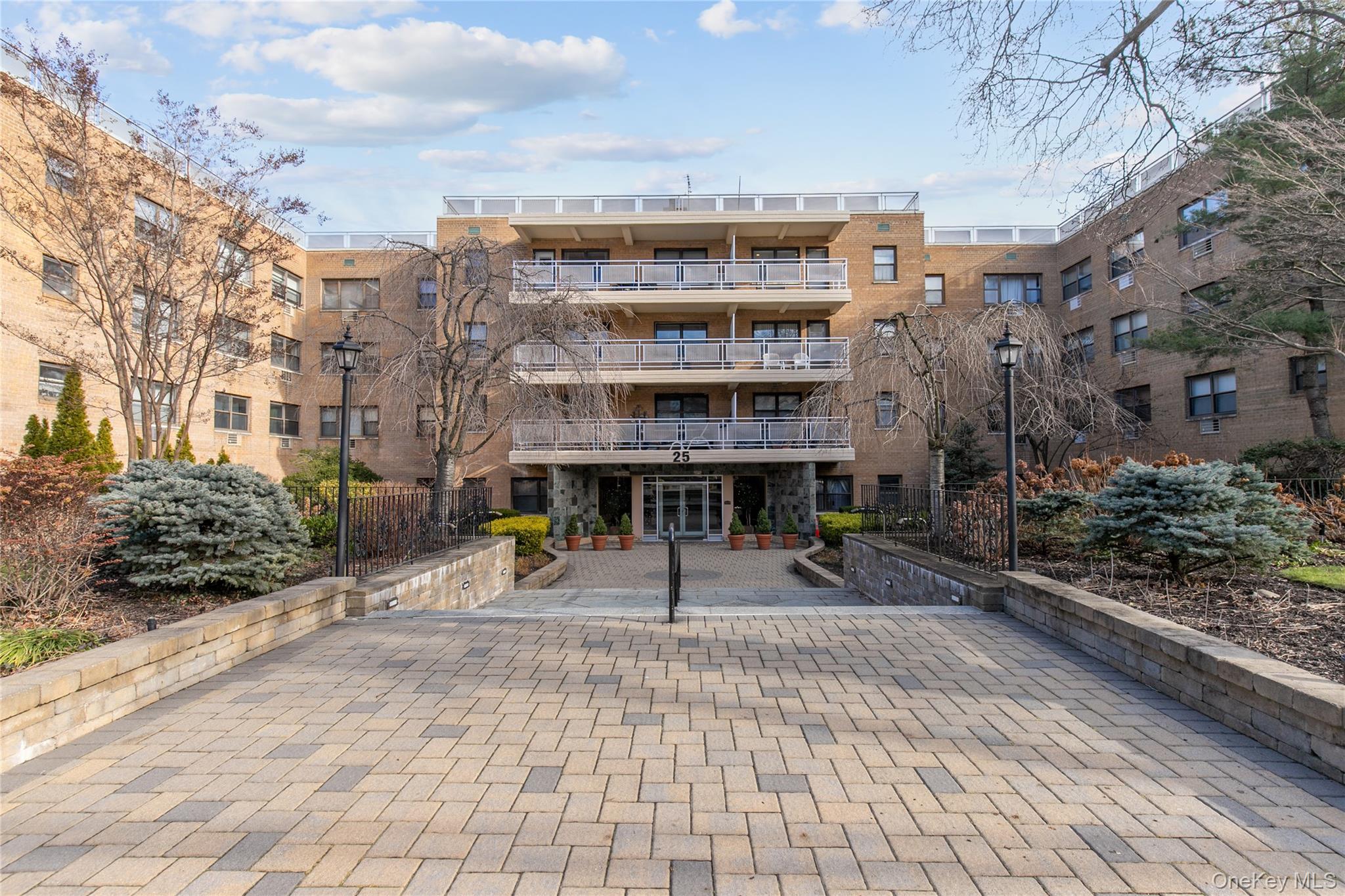 25 PARK Place # 2G, Great Neck, NY 11021