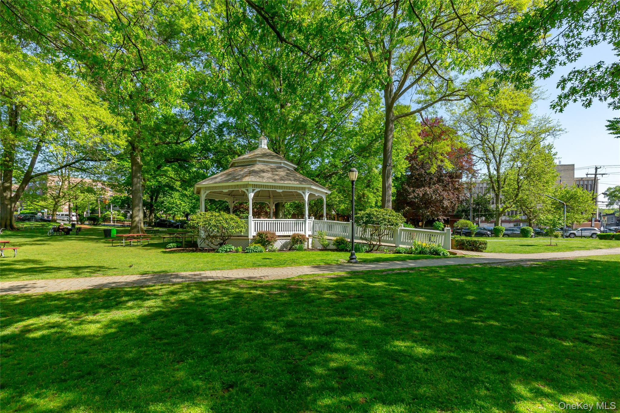 25 PARK Place # 2G, Great Neck, NY 11021