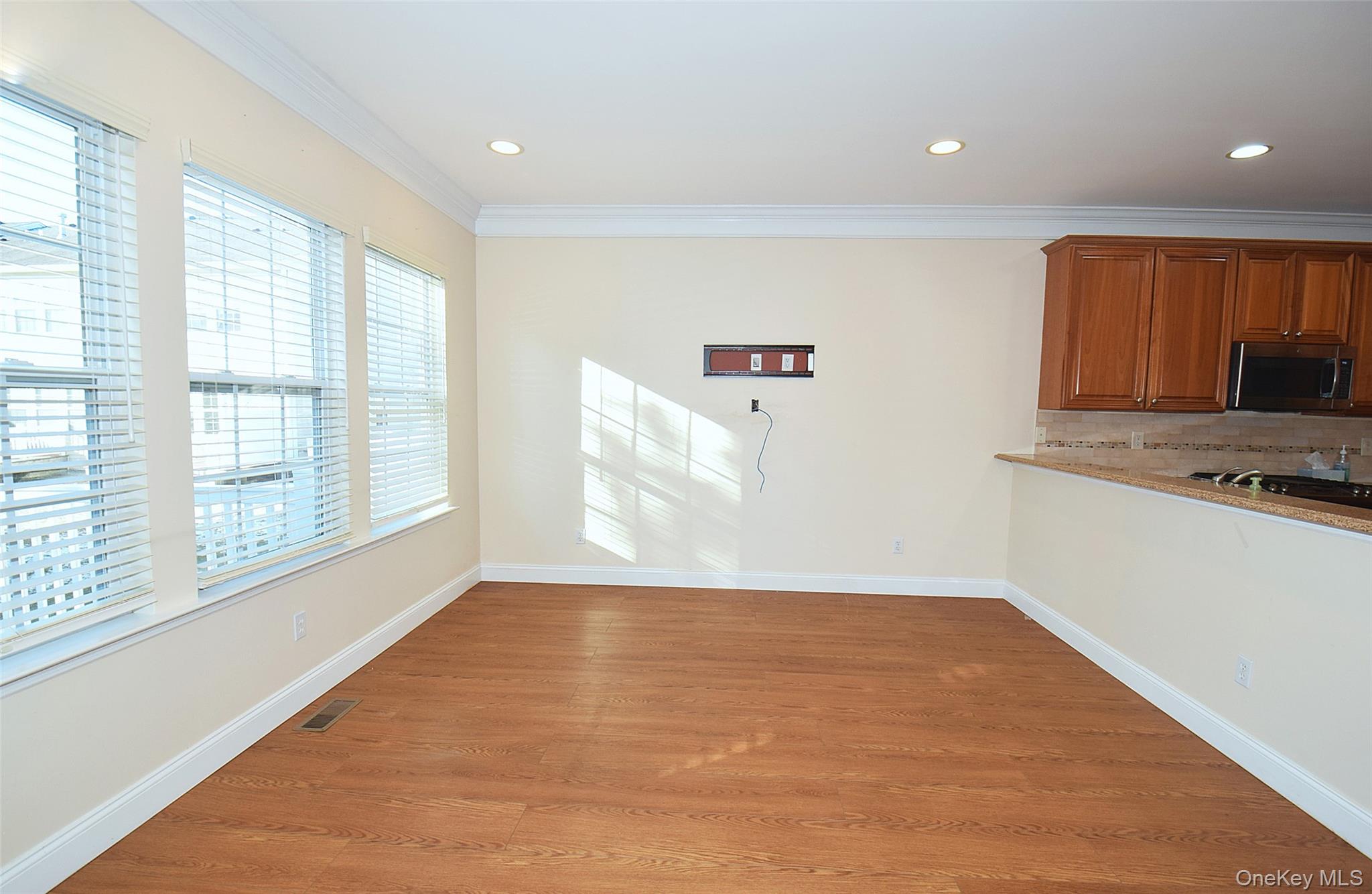 21 Virginia Pine # 21, Bay Shore, NY 11706