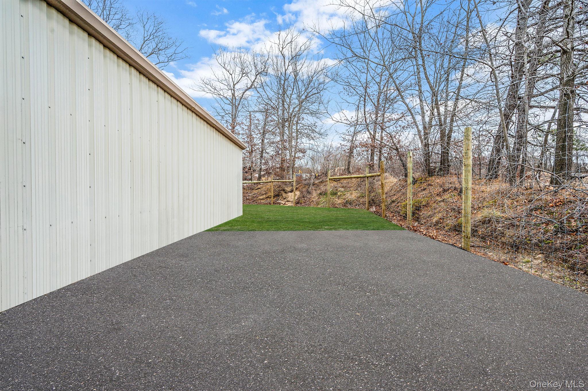 1807 Middle Road, Calverton, NY 11933