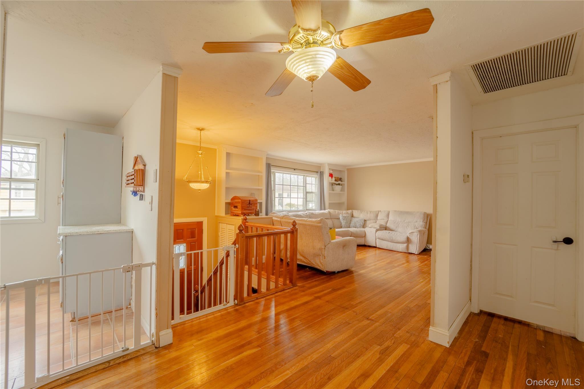 6 Oxford Street, Islip, NY 11751