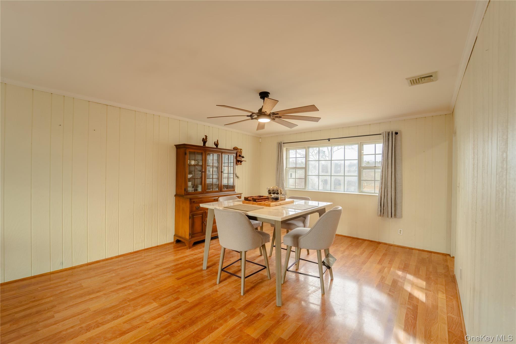 6 Oxford Street, Islip, NY 11751