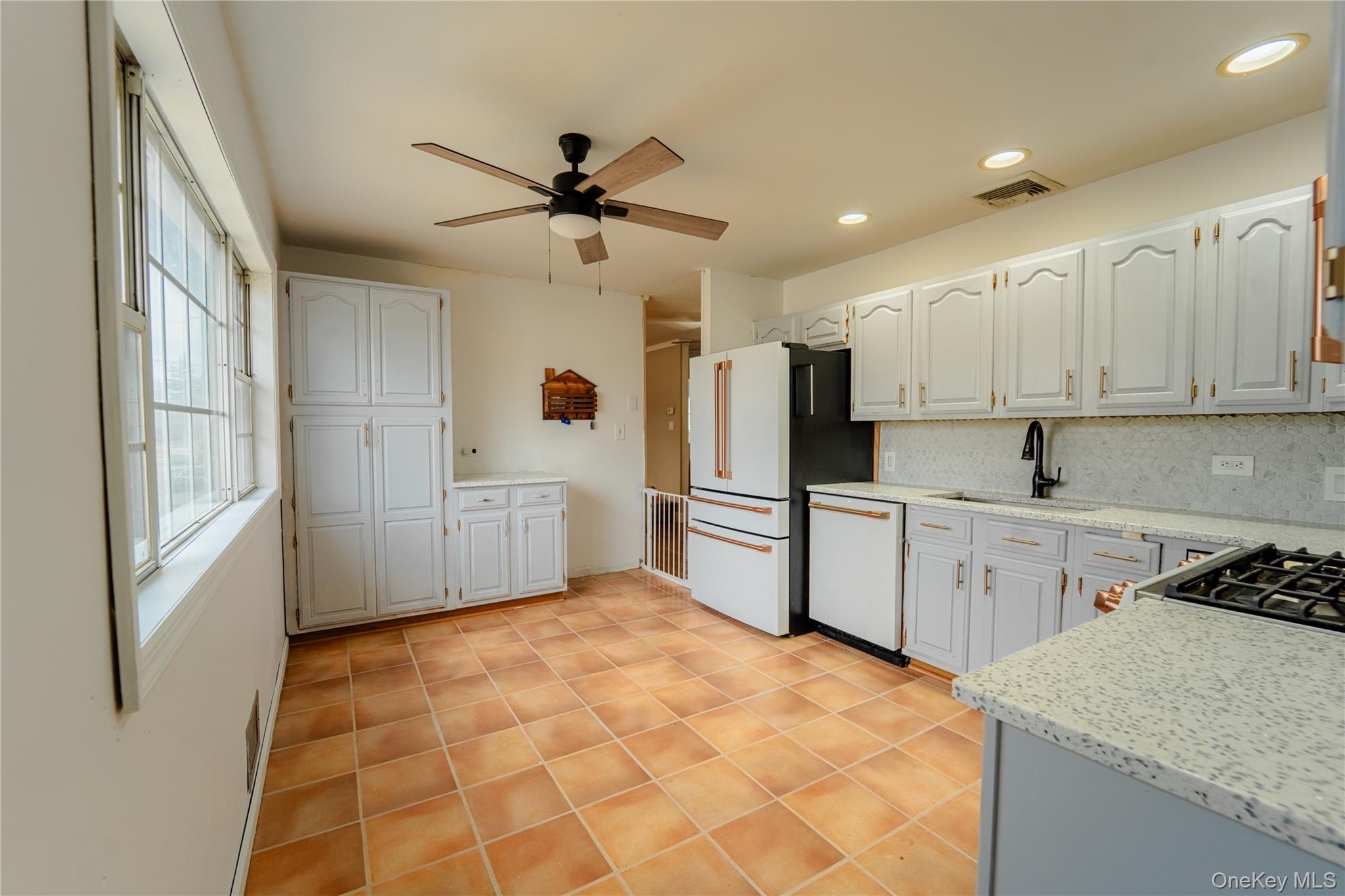 6 Oxford Street, Islip, NY 11751