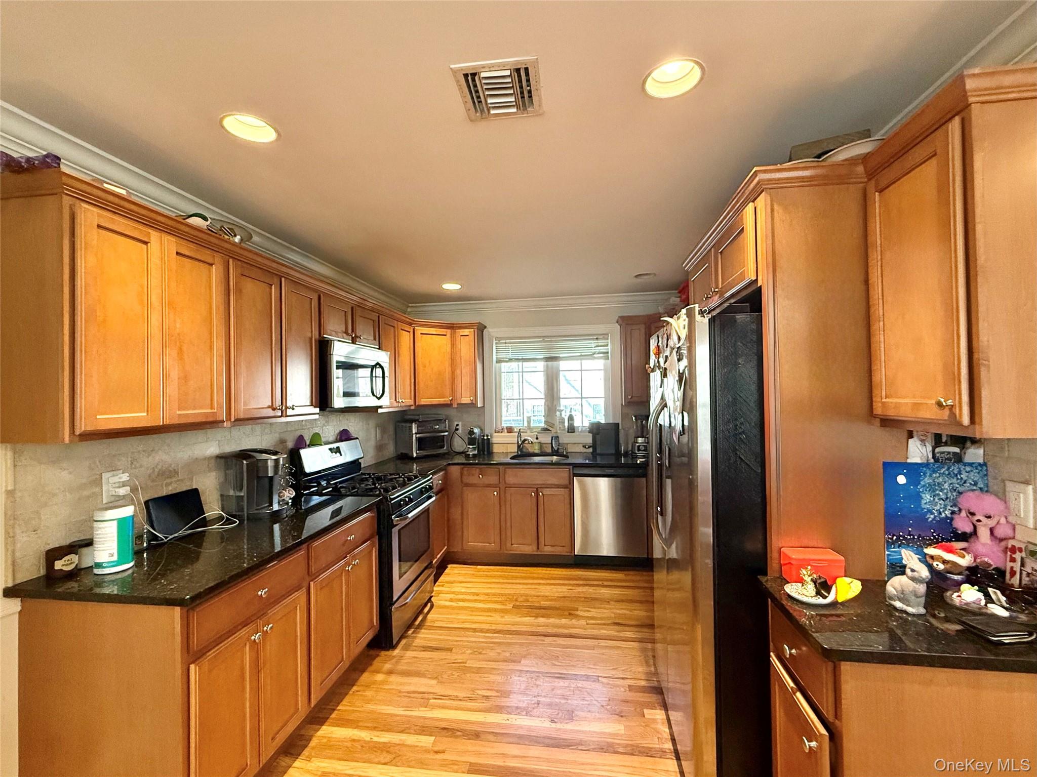 30 Sintsink Drive # B, Port Washington, NY 11050