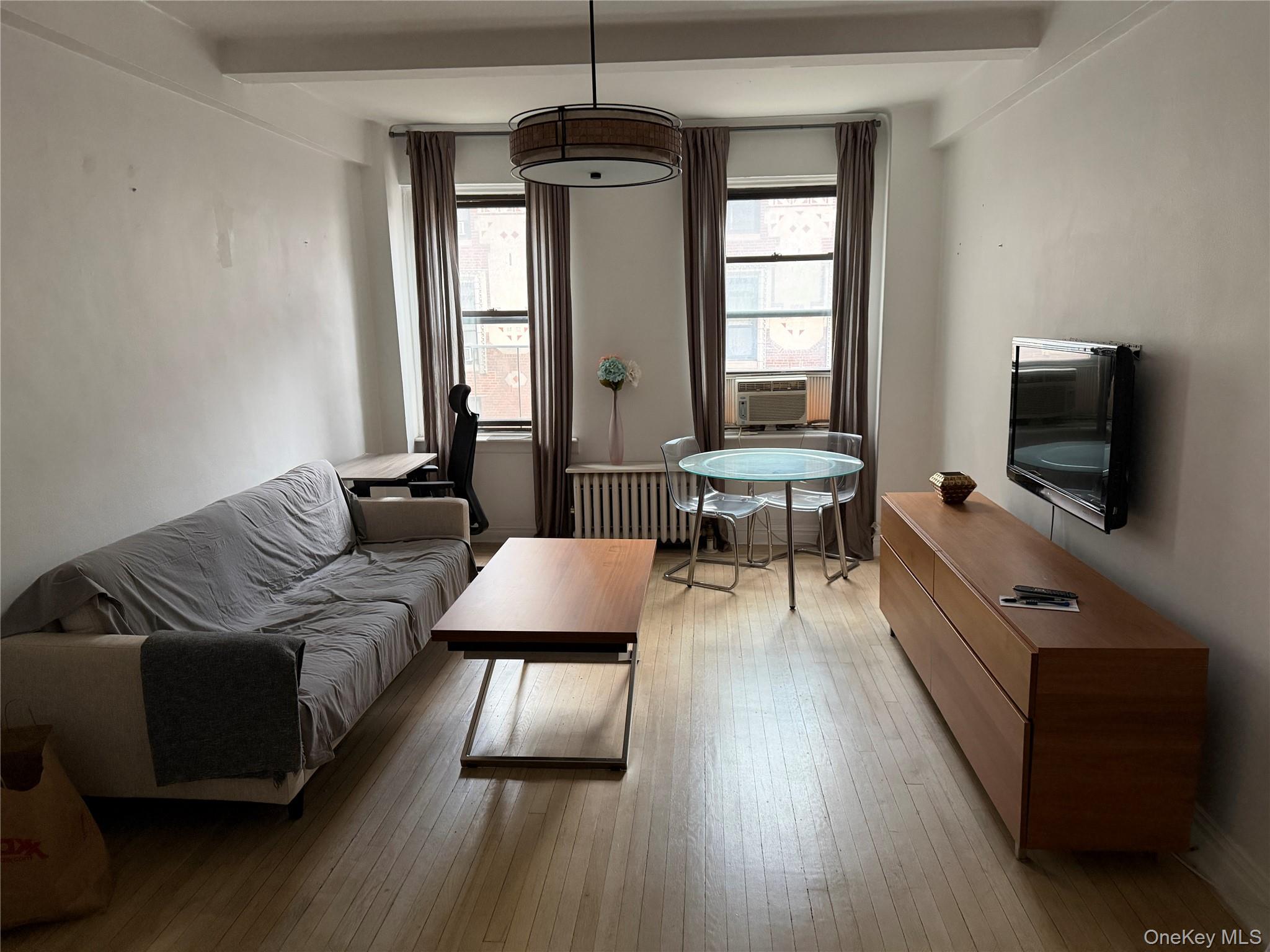 142 E 49th Street # 8A, New York (Manhattan), NY 10017