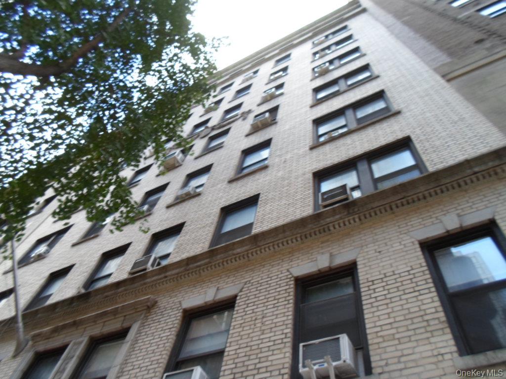 142 E 49th Street # 8A, New York (Manhattan), NY 10017