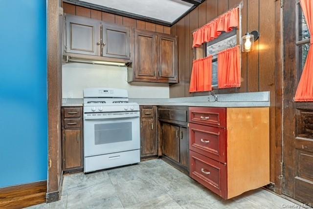 84 Bay Avenue, Hicksville, NY 11801