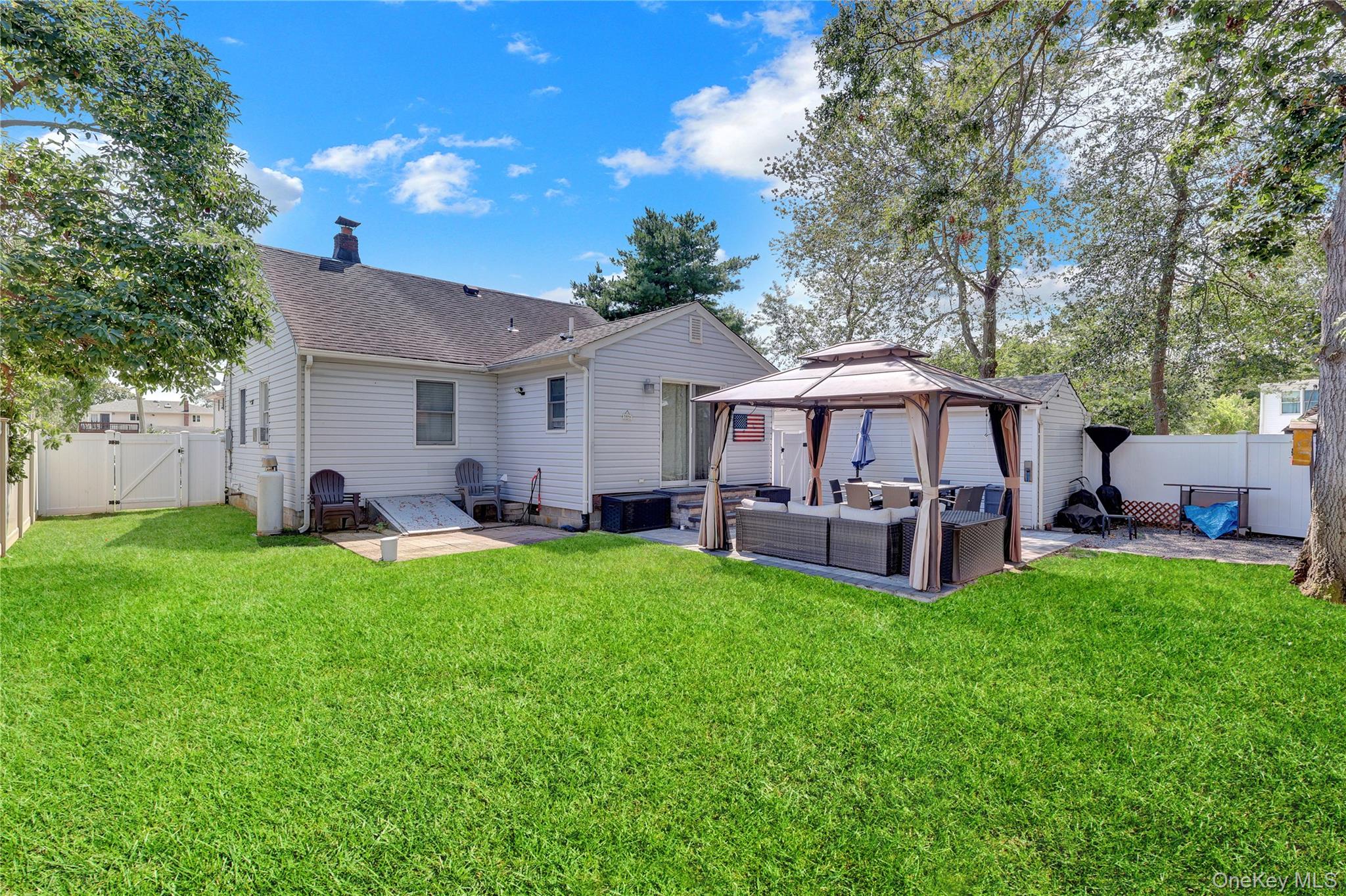 9 3rd Street, West Islip, NY 11795