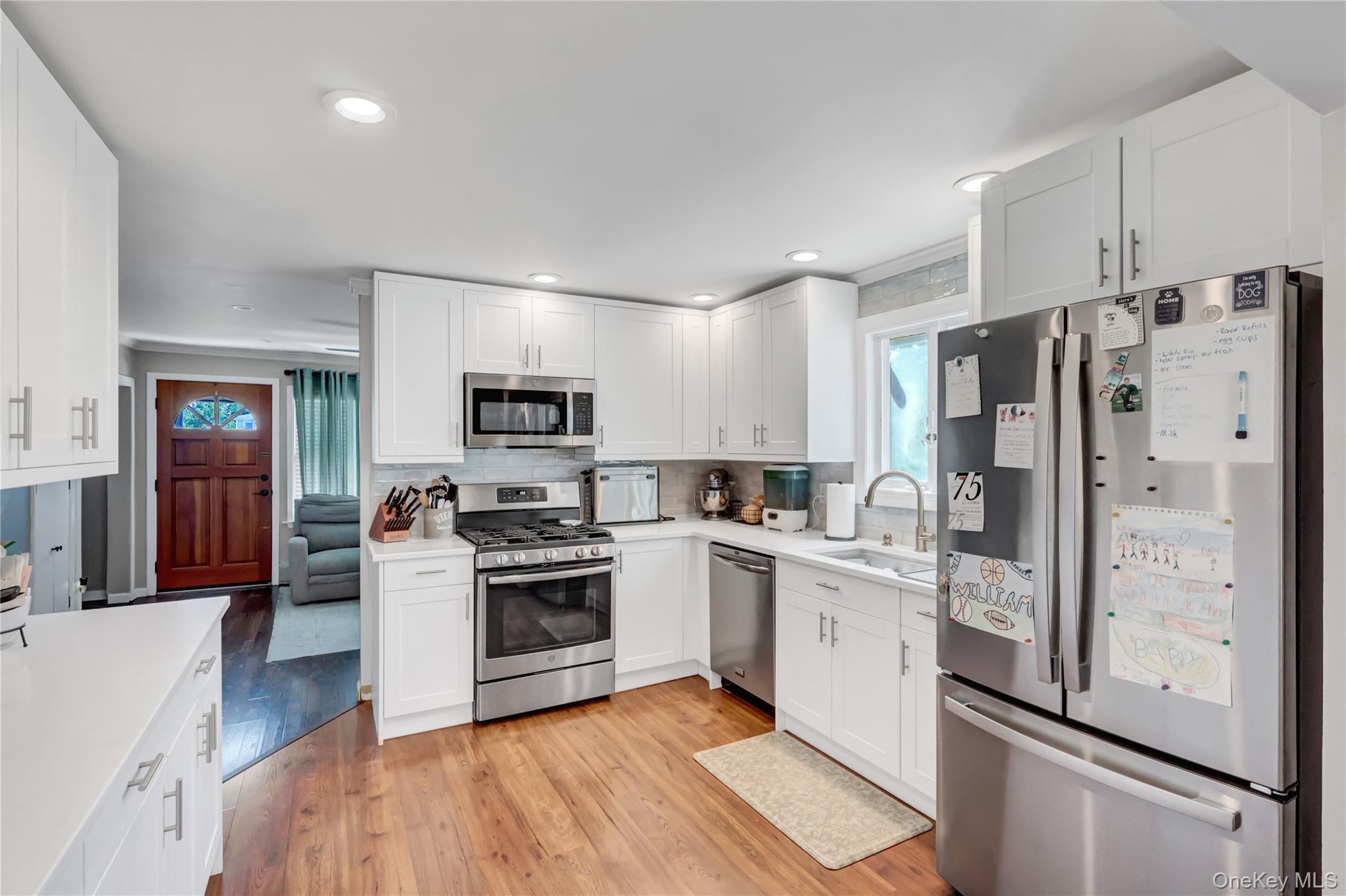 9 3rd Street, West Islip, NY 11795