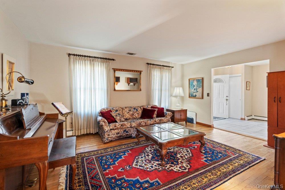 18 Barry Lane, Syosset, NY 11791