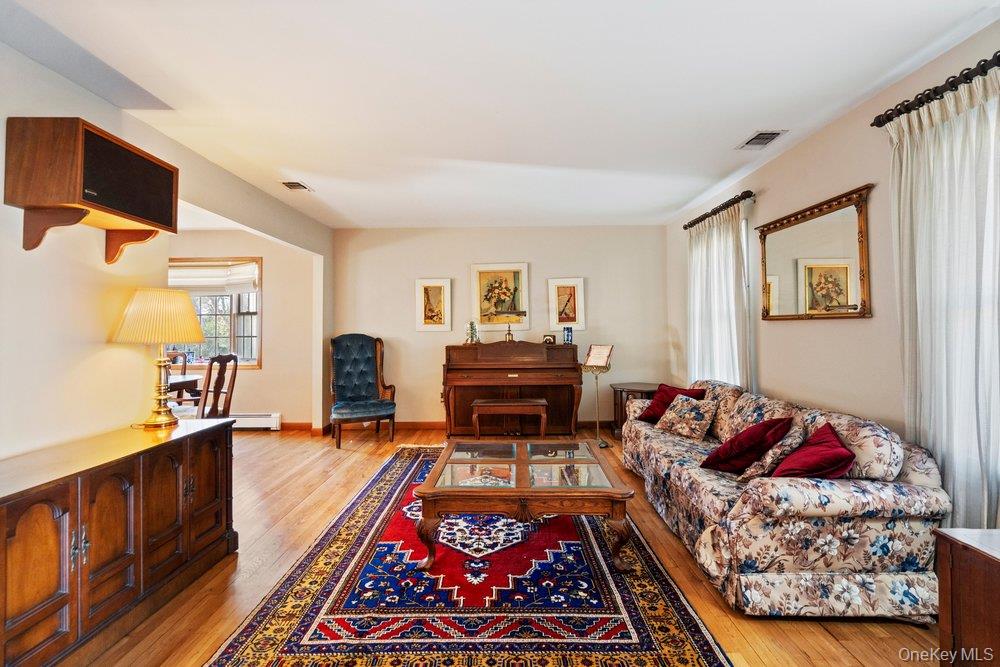 18 Barry Lane, Syosset, NY 11791