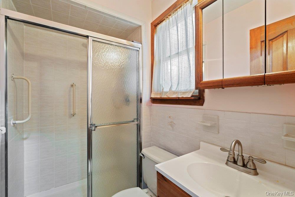 18 Barry Lane, Syosset, NY 11791