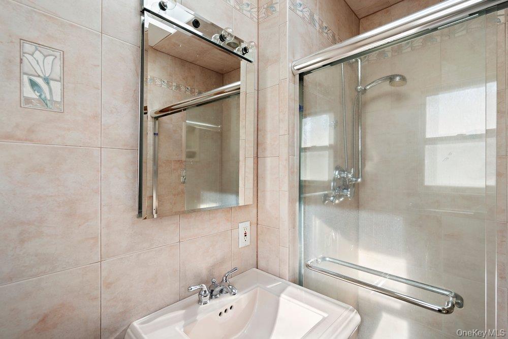 18 Barry Lane, Syosset, NY 11791