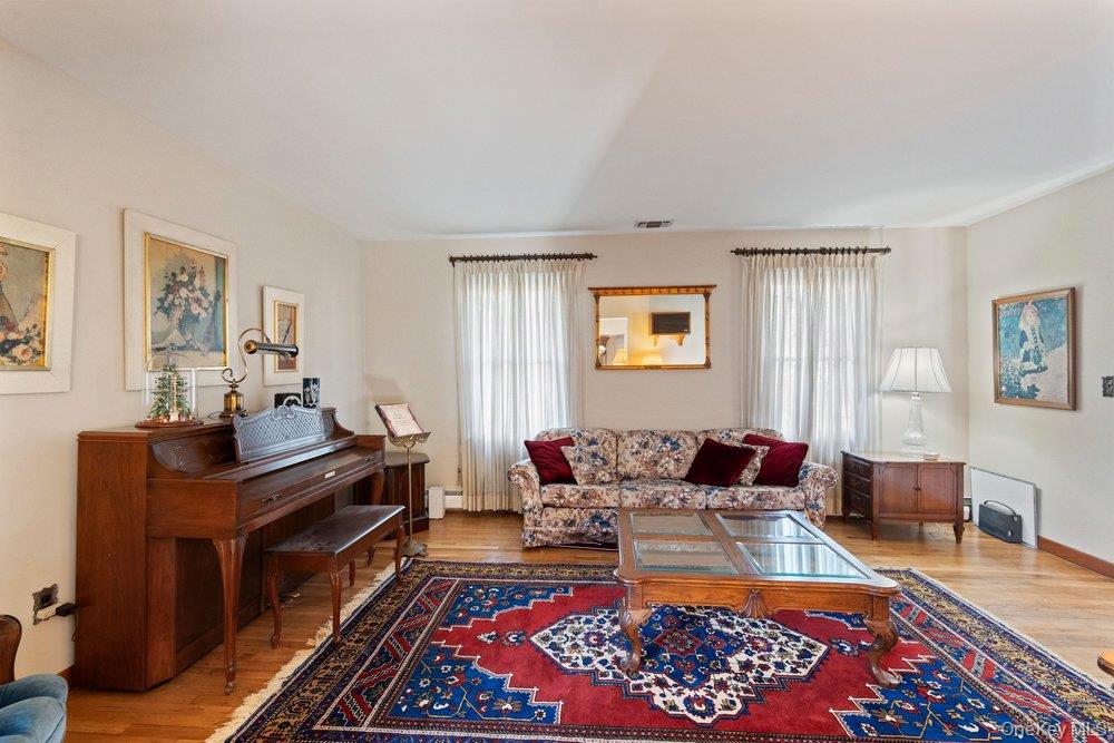 18 Barry Lane, Syosset, NY 11791