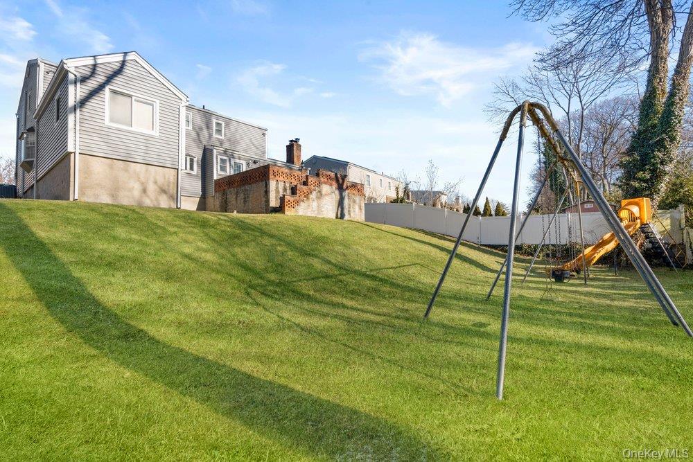 18 Barry Lane, Syosset, NY 11791