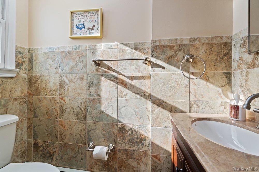 18 Barry Lane, Syosset, NY 11791