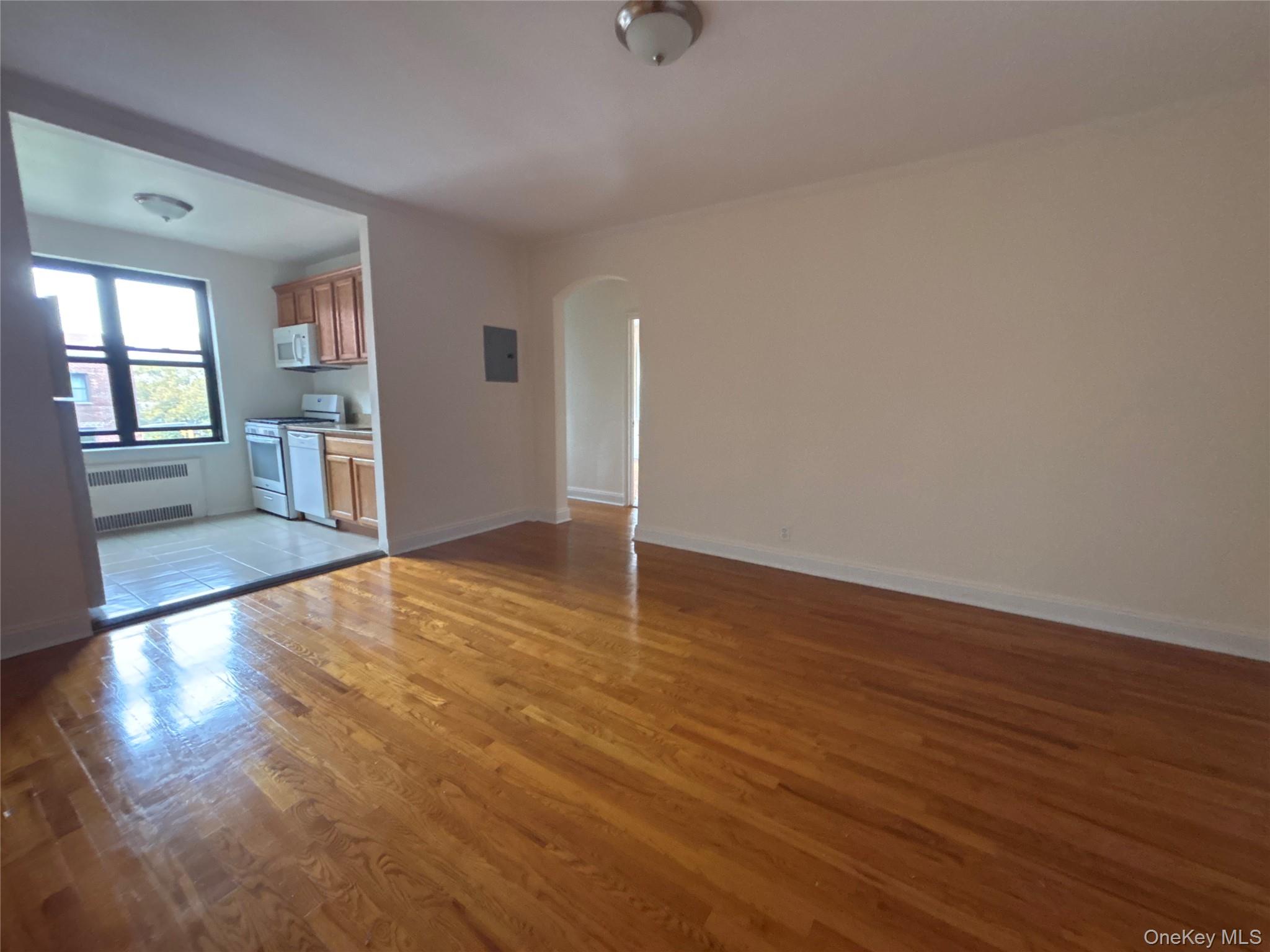 160 S Middle Neck Road # 3C, Great Neck, NY 11021