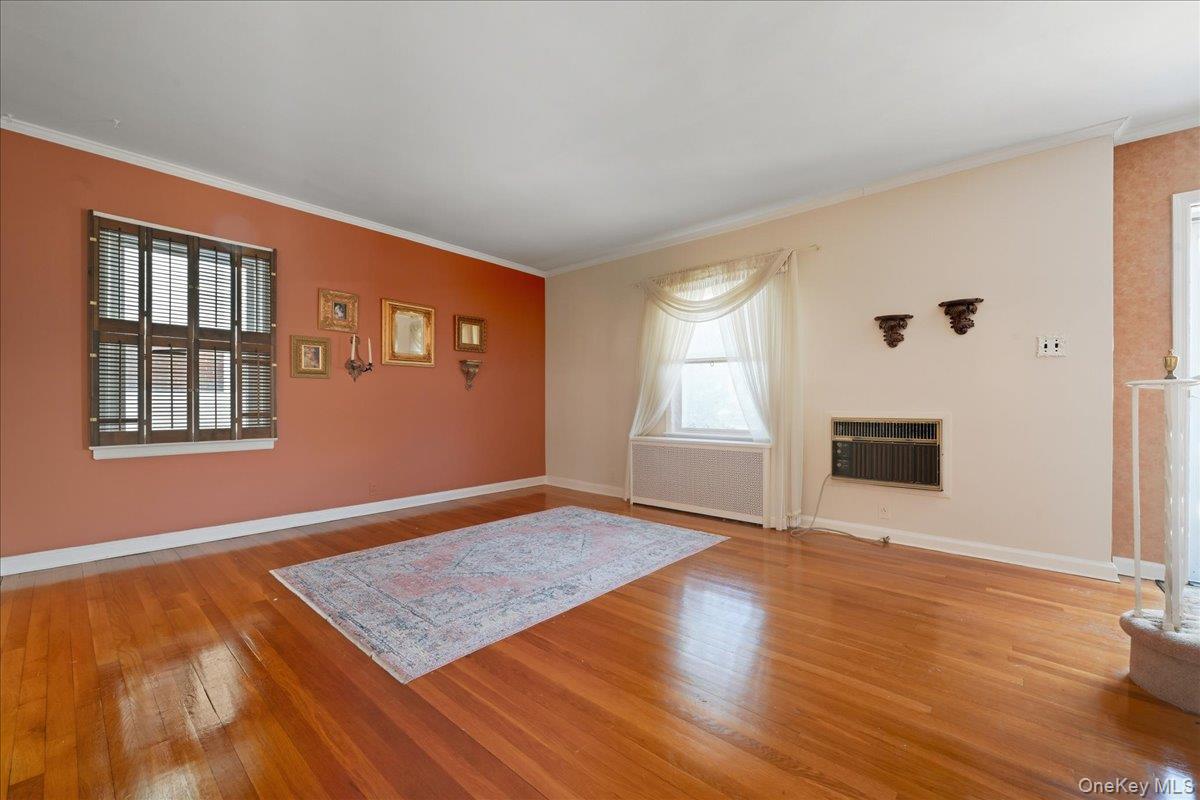 37 Irving Lane, New Hyde Park, NY 11040