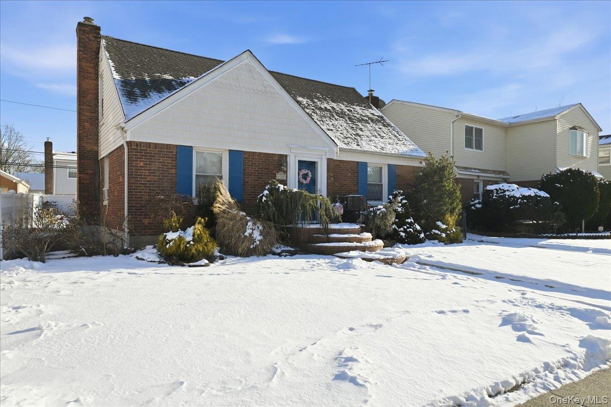 37 Irving Lane, New Hyde Park, NY 11040