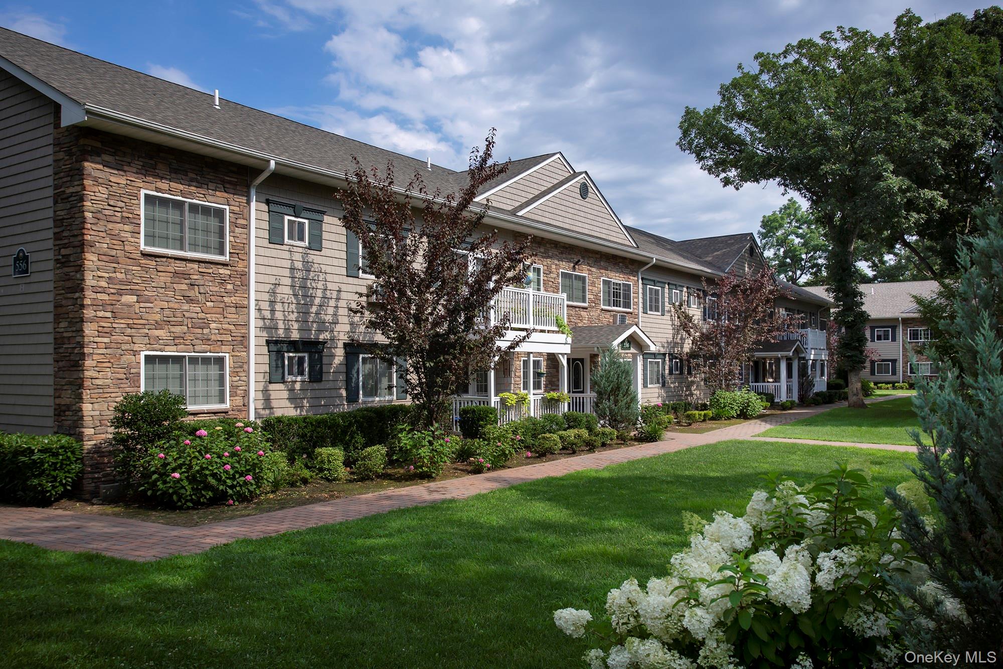 556 New Highway # 4-2D, Hauppauge, NY 11788