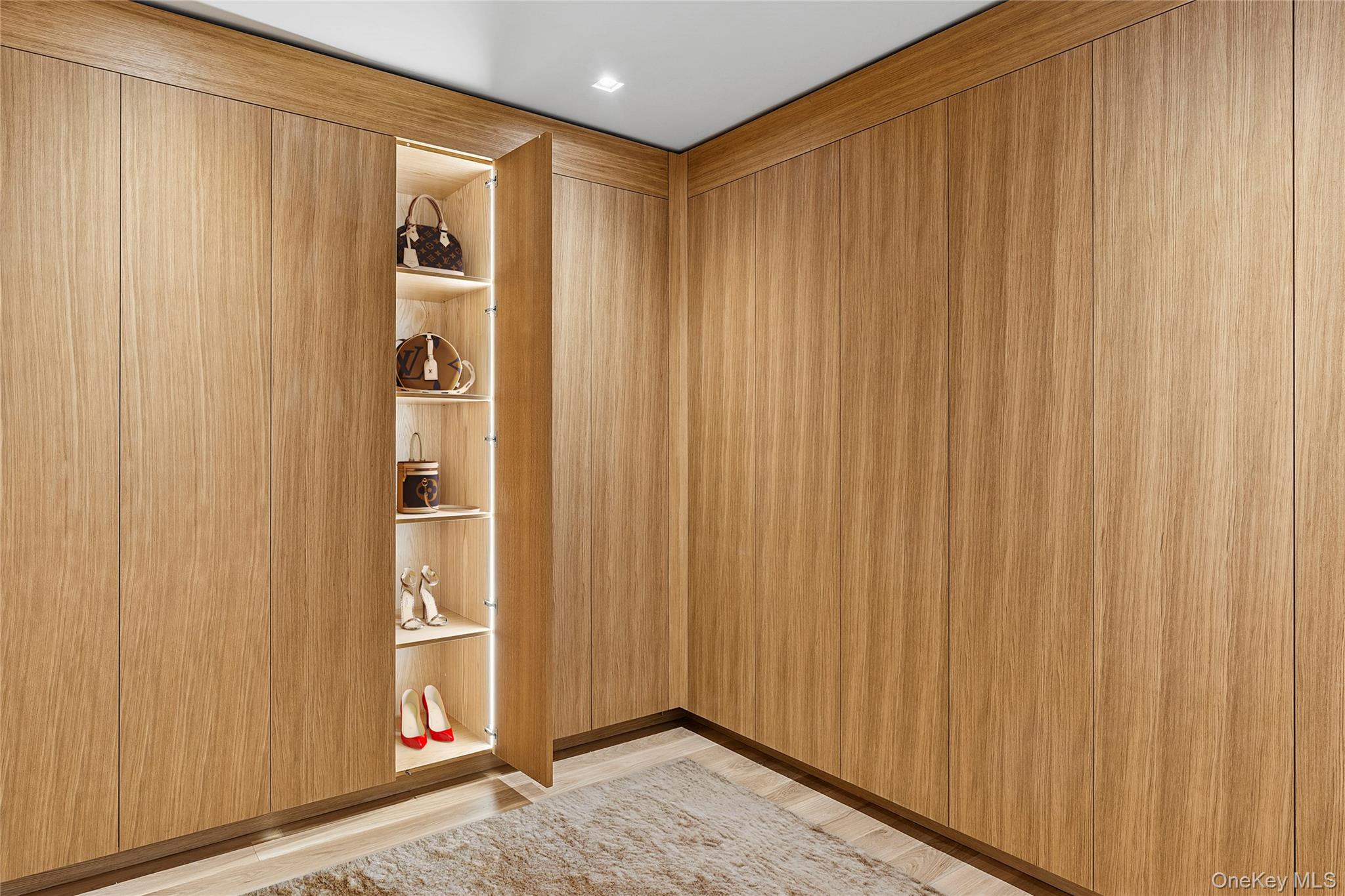 32 Quogo Neck Lane, Quogue, NY 11959