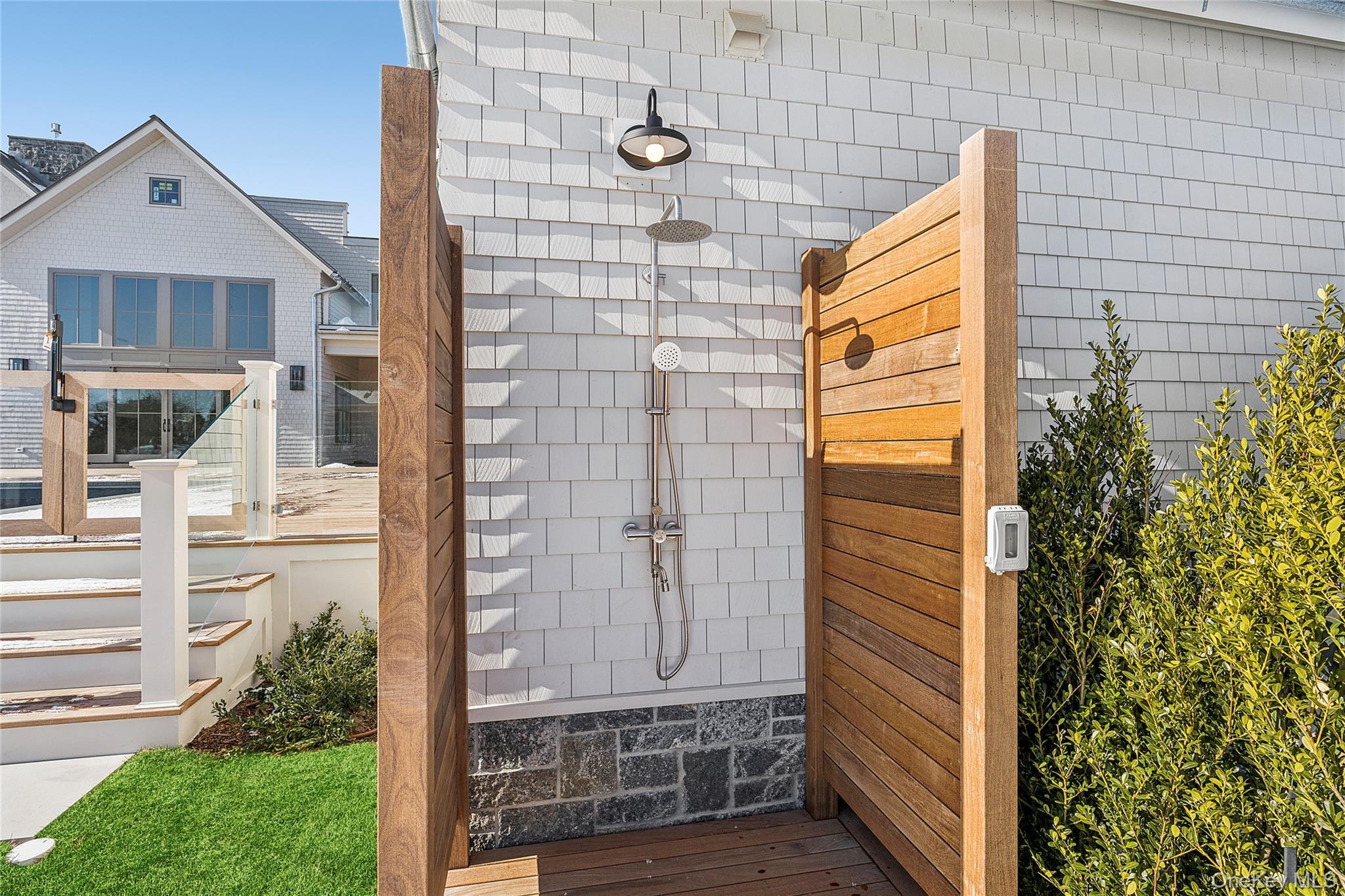 32 Quogo Neck Lane, Quogue, NY 11959