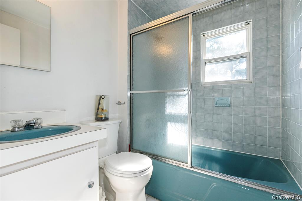 6 Grady Court, Great Neck, NY 11023