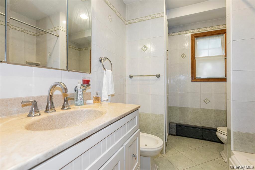 6 Grady Court, Great Neck, NY 11023