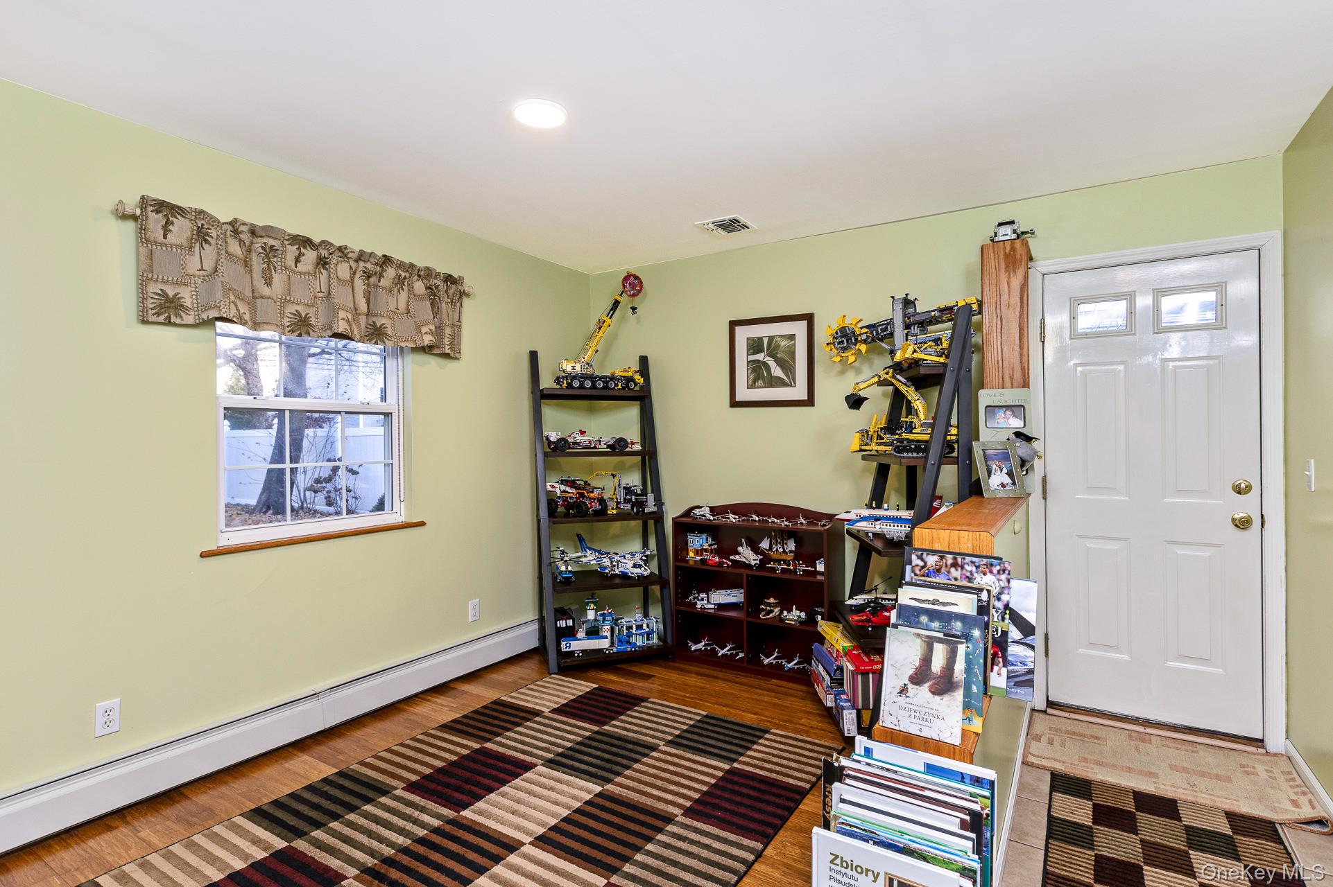 25 Fordham Place, Bay Shore, NY 11706