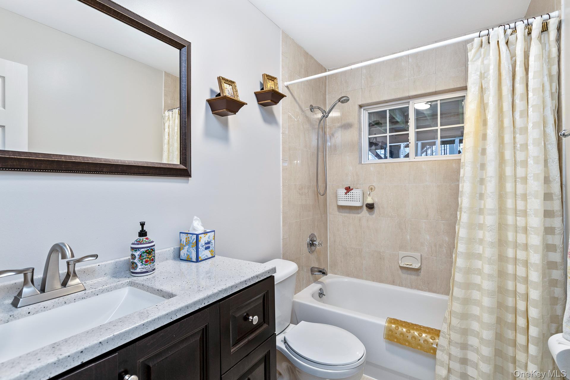 25 Fordham Place, Bay Shore, NY 11706