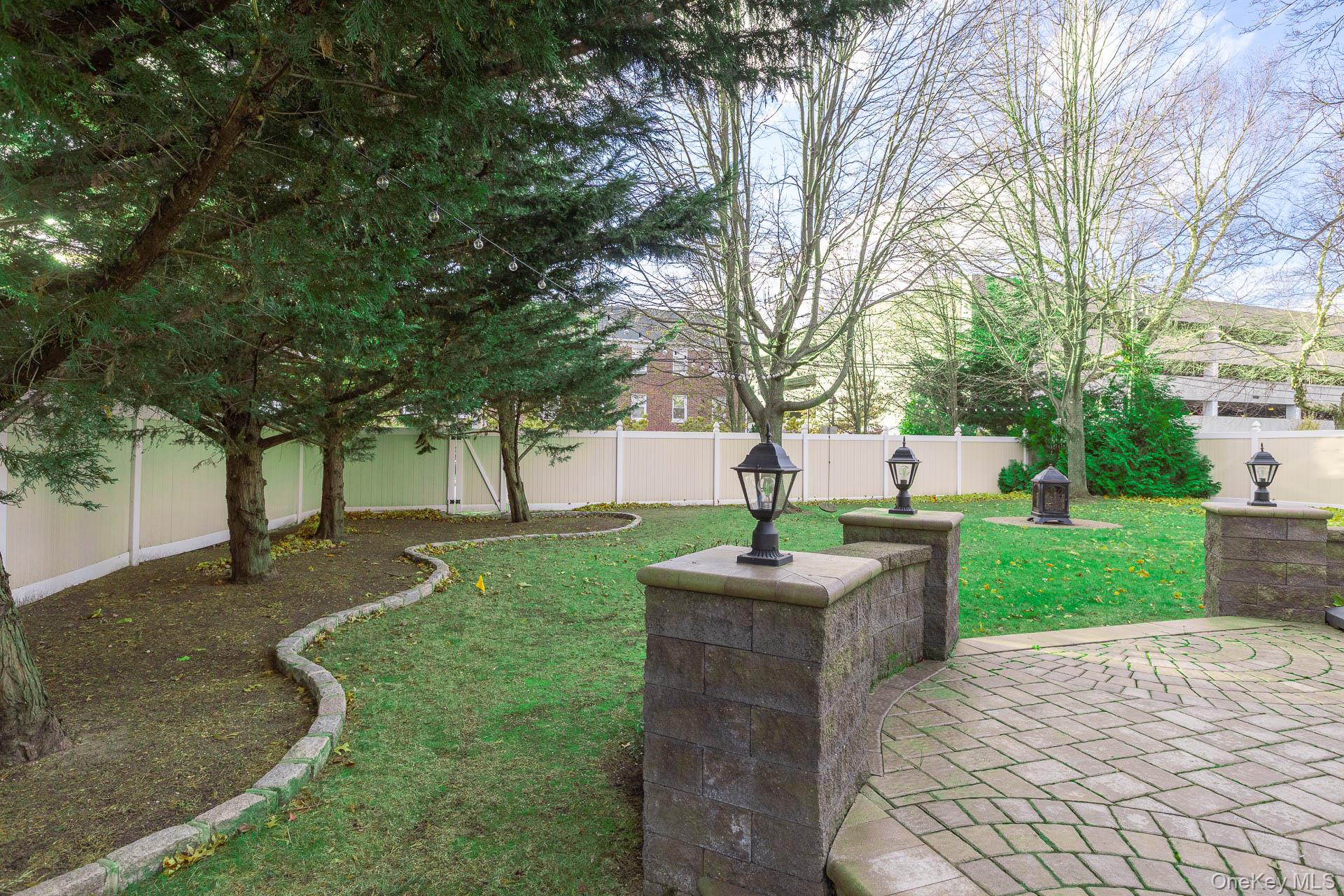 25 Fordham Place, Bay Shore, NY 11706