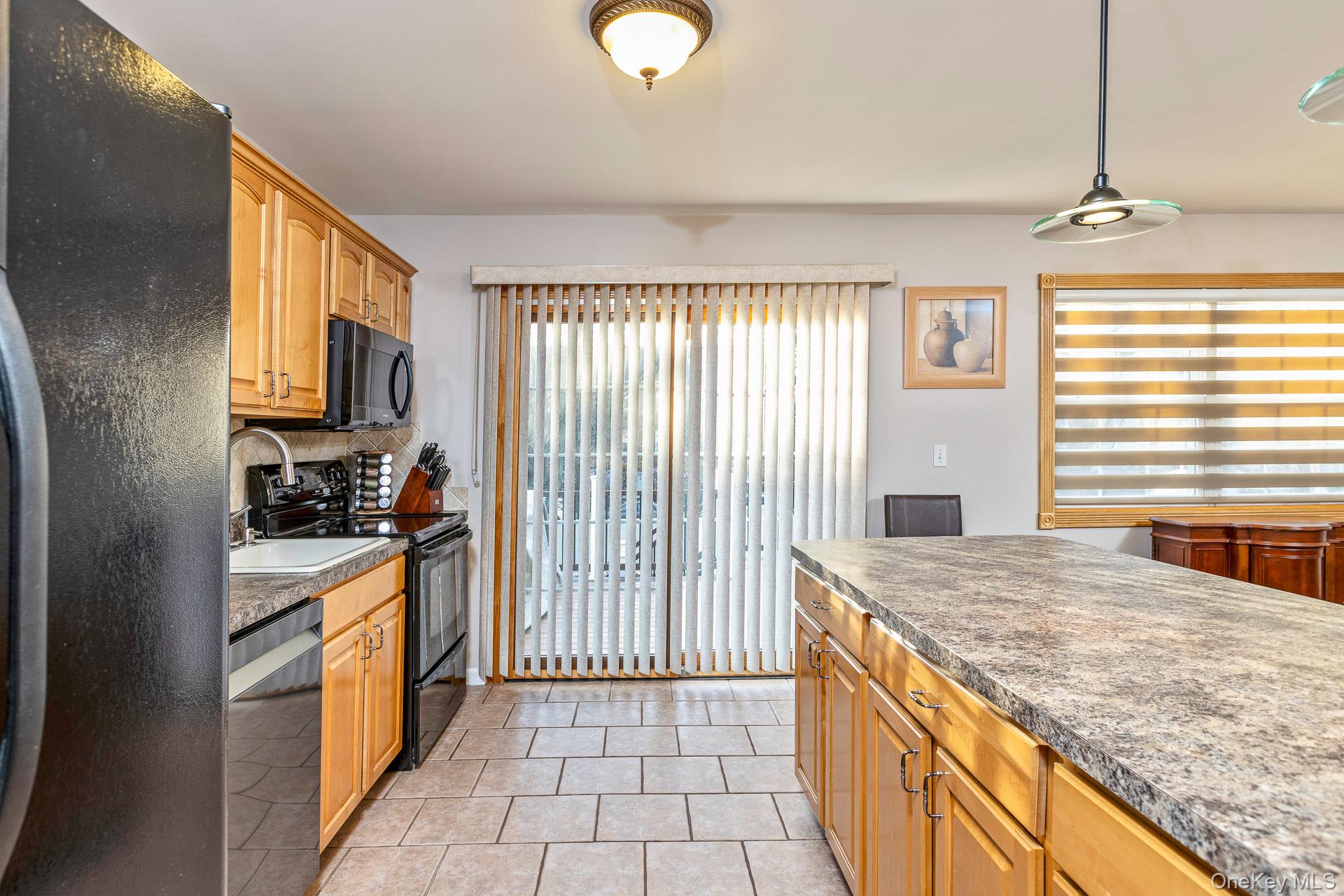 25 Fordham Place, Bay Shore, NY 11706