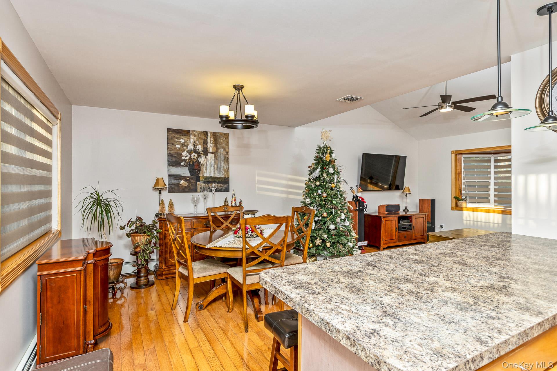 25 Fordham Place, Bay Shore, NY 11706