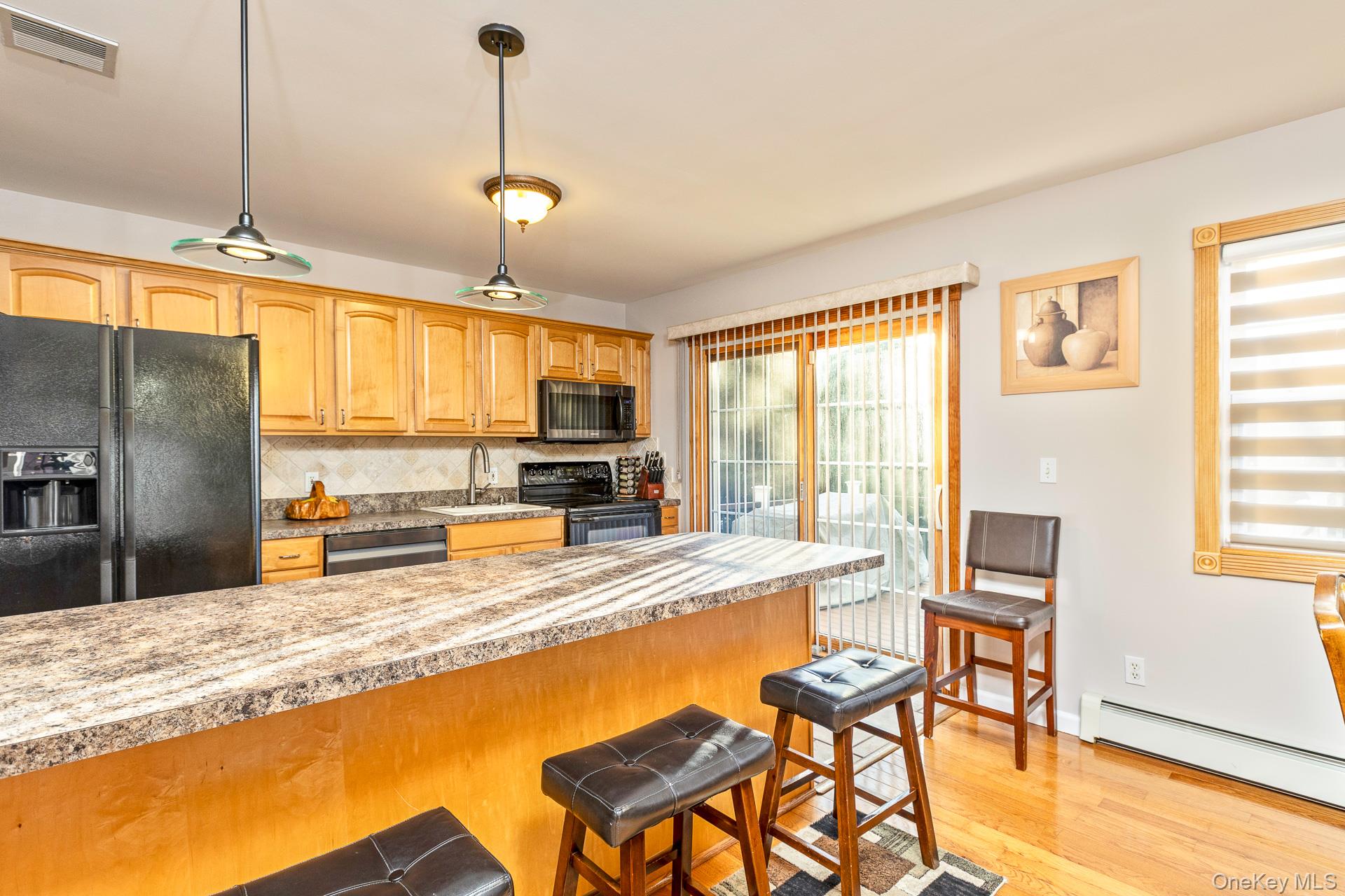 25 Fordham Place, Bay Shore, NY 11706