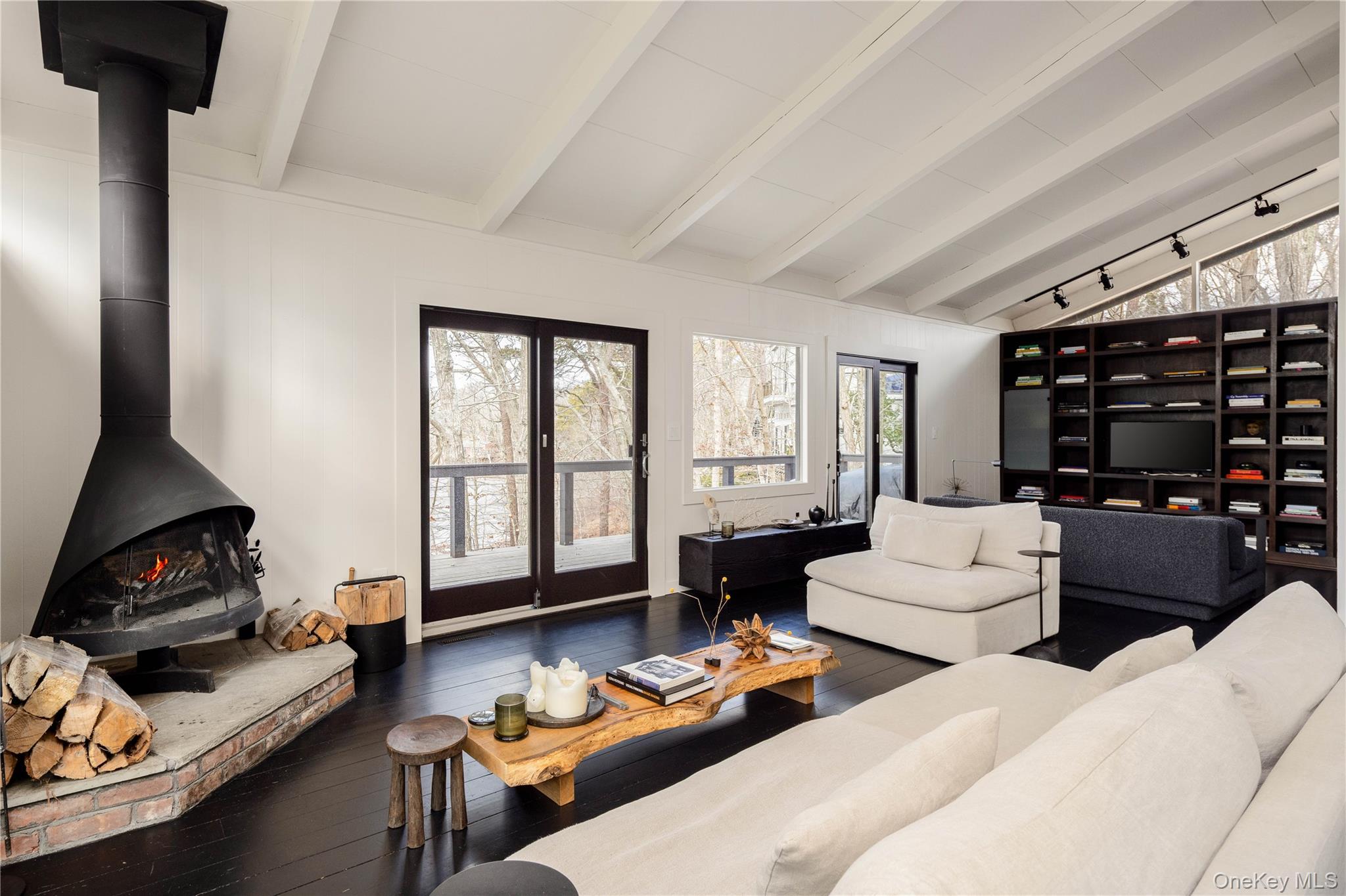 15 Lake View Court, Southampton, NY 11968