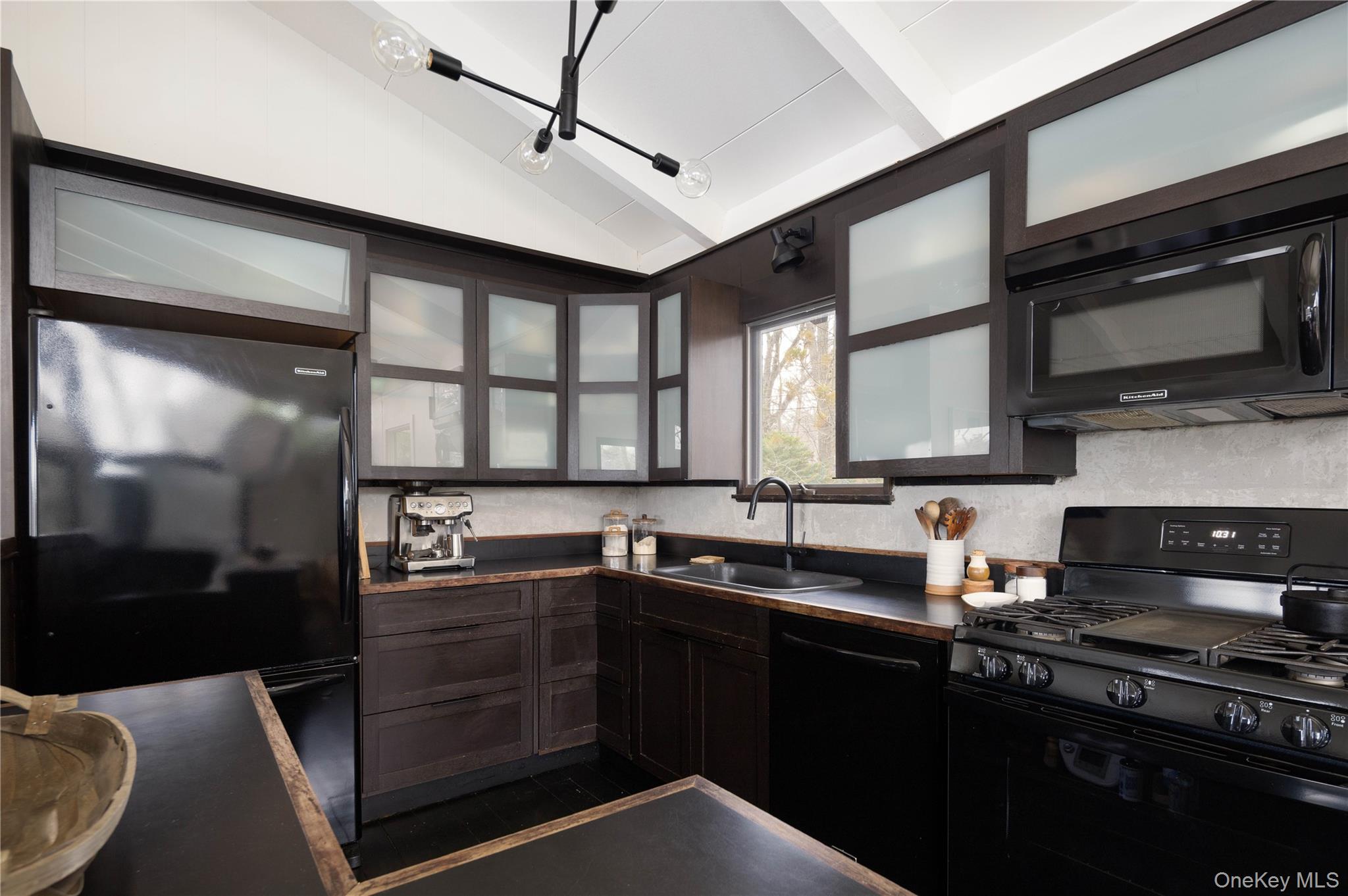 15 Lake View Court, Southampton, NY 11968